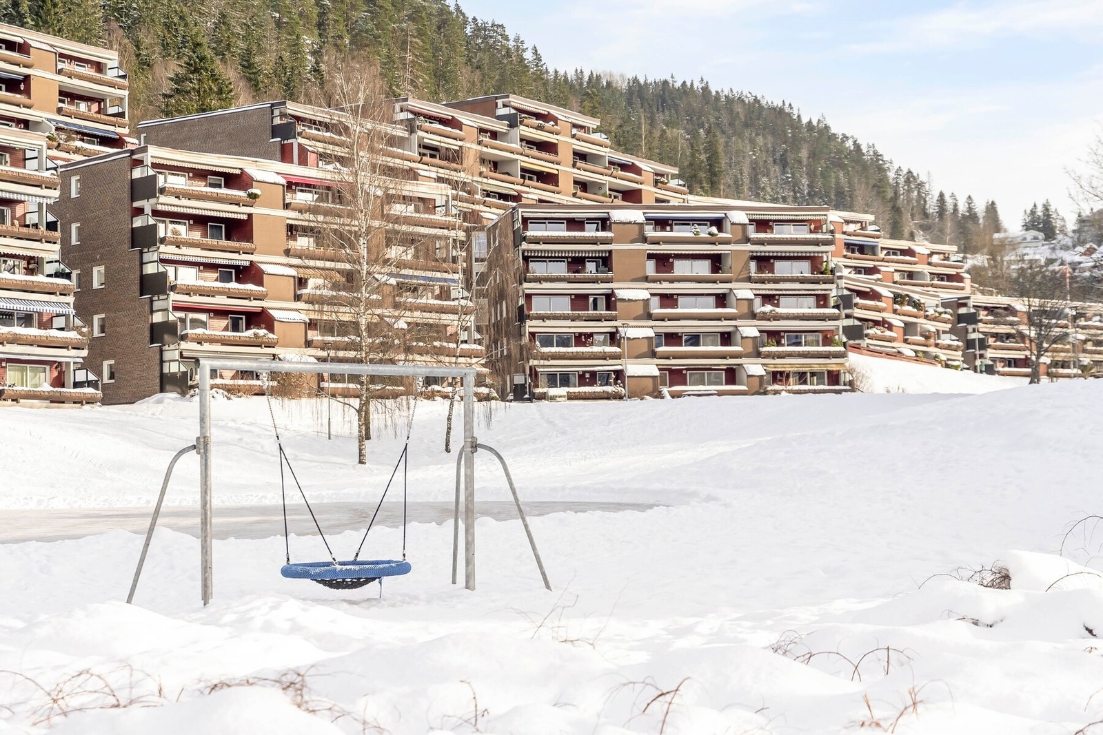 Rett nedenfor sameiet ligger barnevennlige Skollerudveien lekeplass. Galleribilde