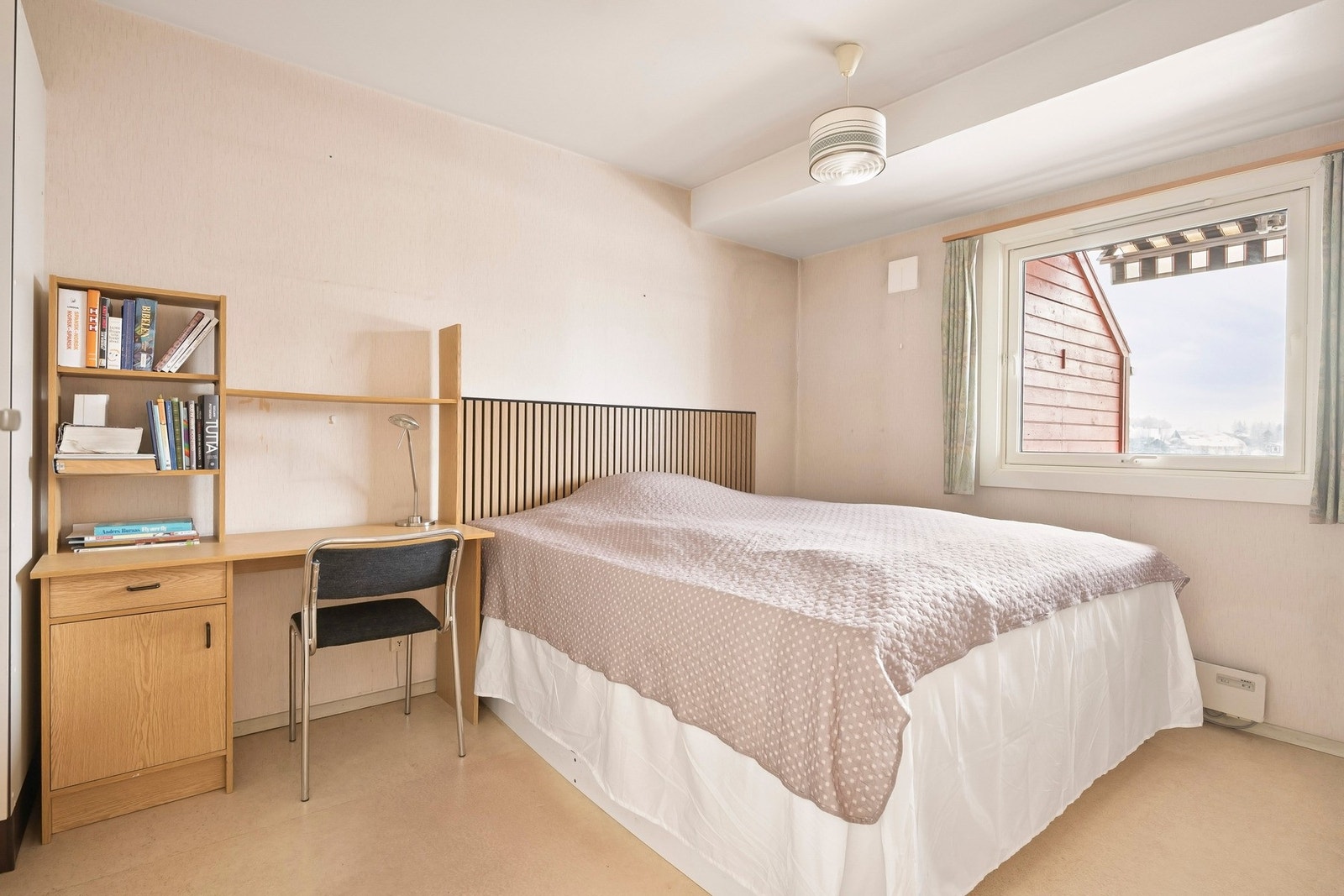 Det er av svært god størrelse, med plass til dobbeltseng, nattbord og skrivebord. Galleribilde