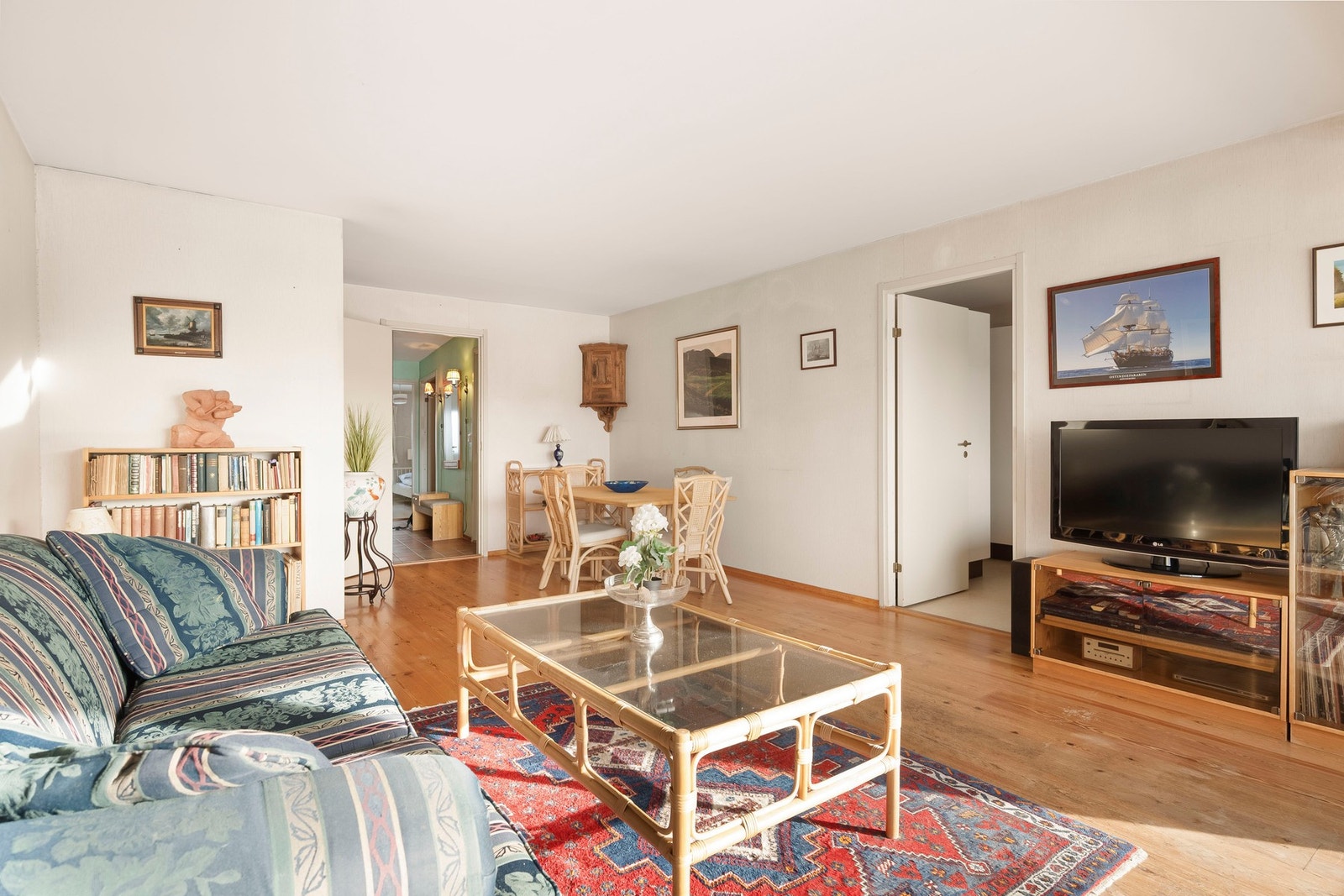 Nå er det ikke til å legge under en stein at denne trenger litt modernisering, men mulighetene her er svært gode! Galleribilde