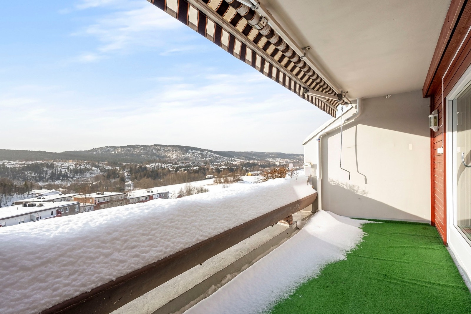 Dette er en gjennomgående 4-roms leilighet med både balkong, terrasse og nydelig utsikt over Bærums Verk. Galleribilde
