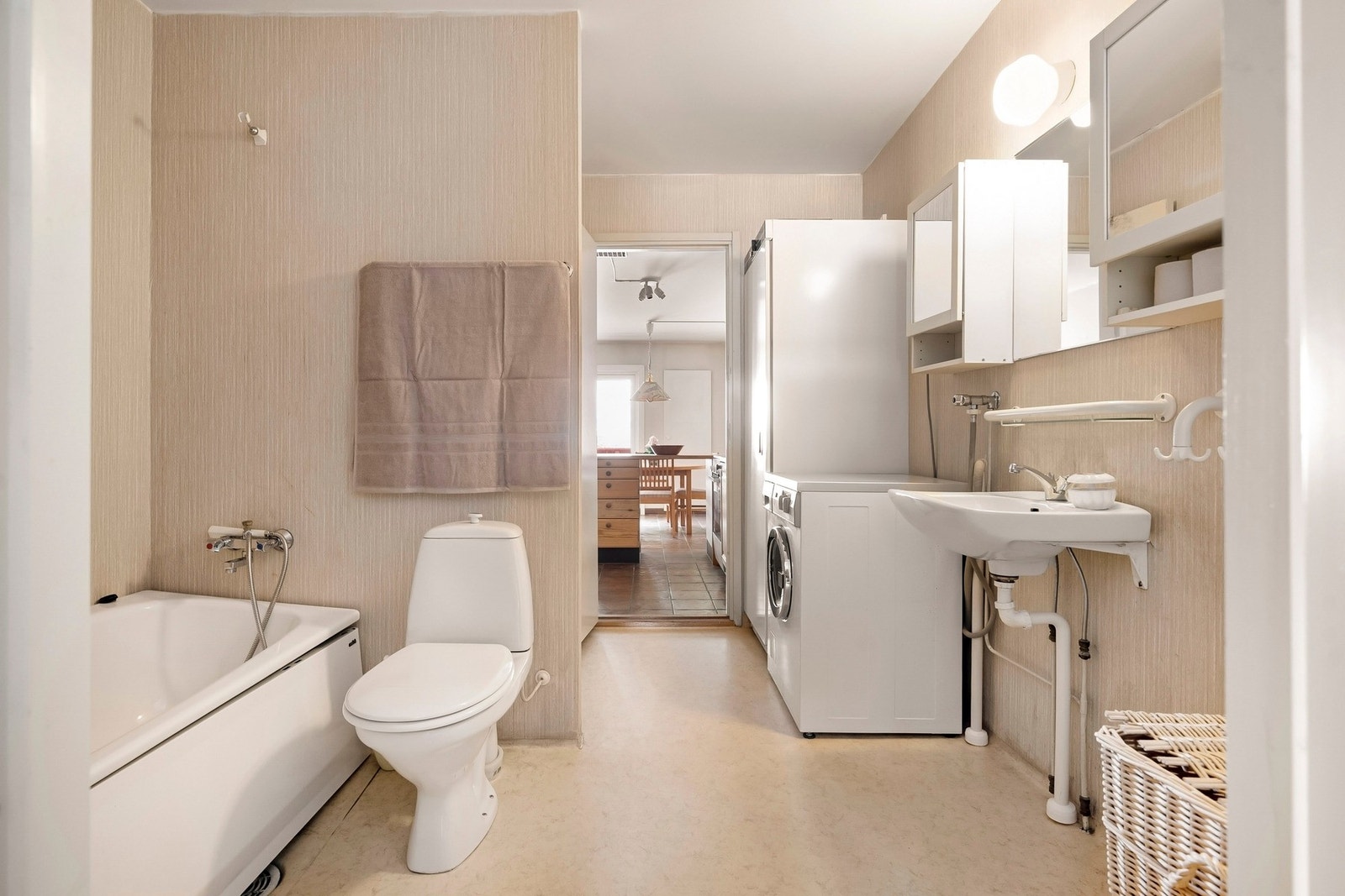 Det består av toalett, badekar, servant og opplegg til vaskemaskin. Galleribilde