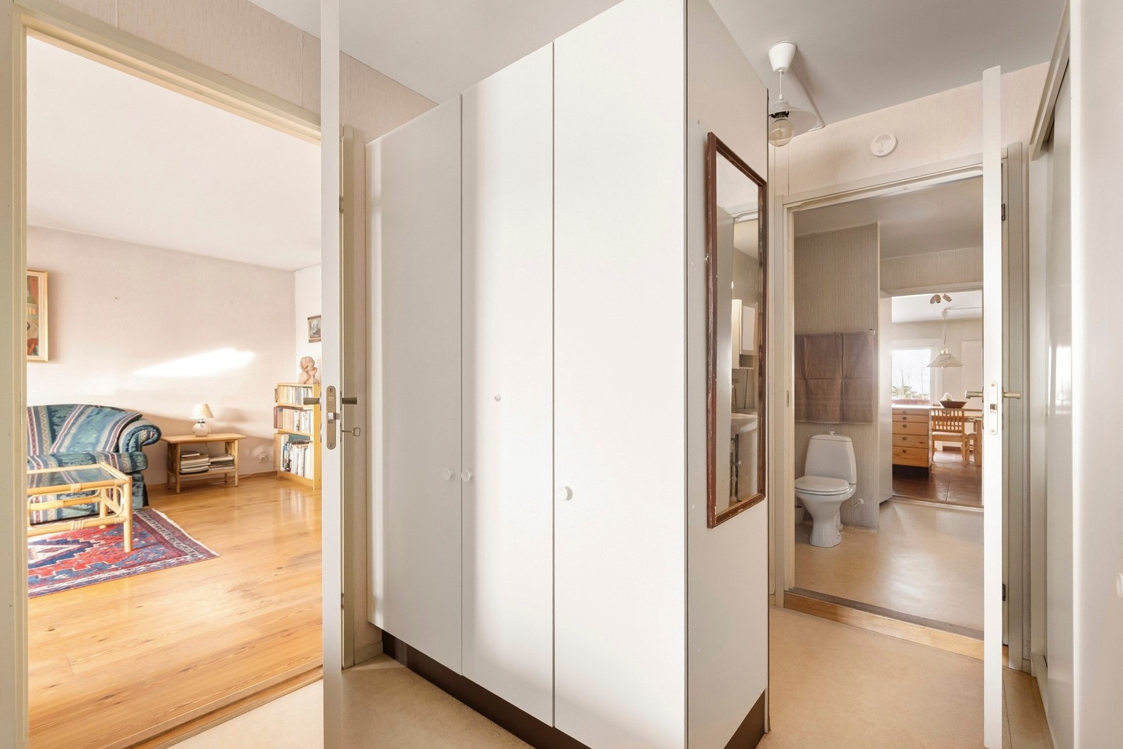 Vi tar turen inn igjen og ser på det første av totalt tre soverom. Galleribilde