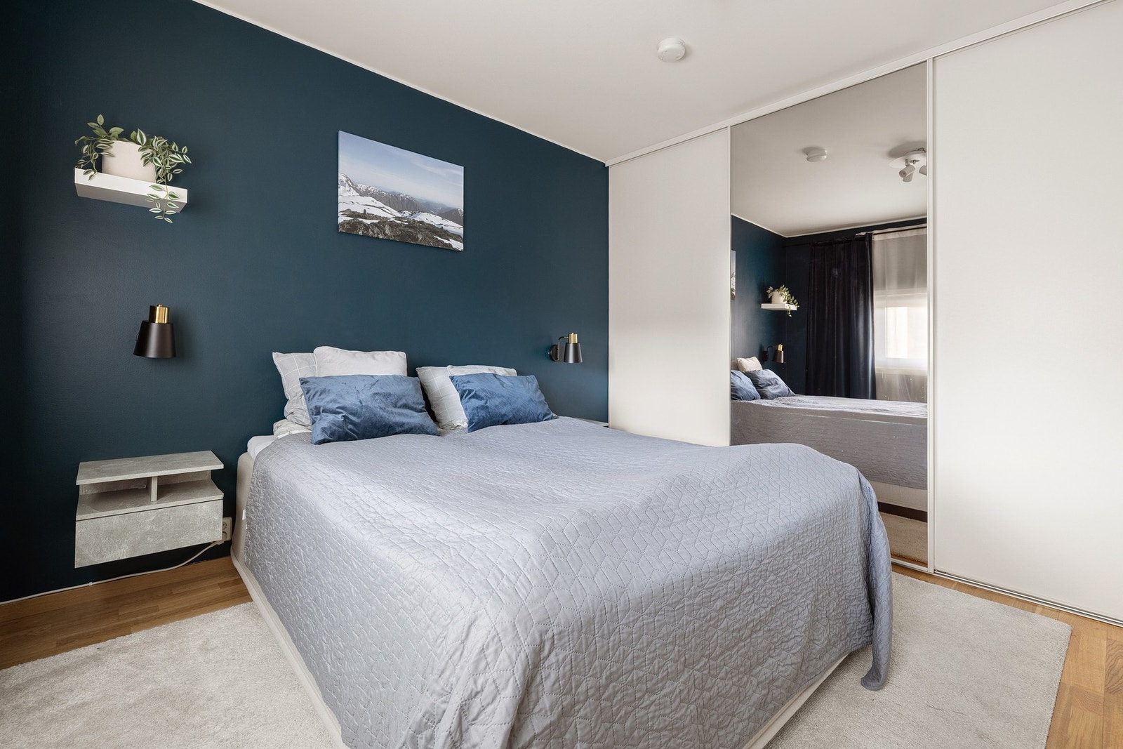 To av boligens soverom er i denne etasjen. Galleribilde