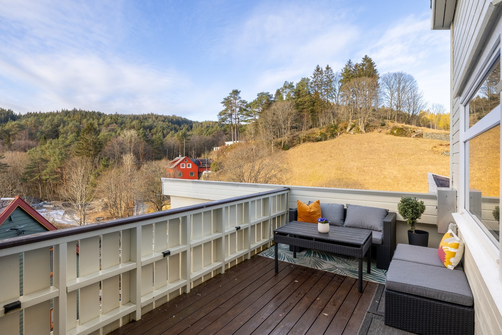 Dette er et flott rekkehus med to stk. vestvendte terrasser og utsikt! Galleribilde