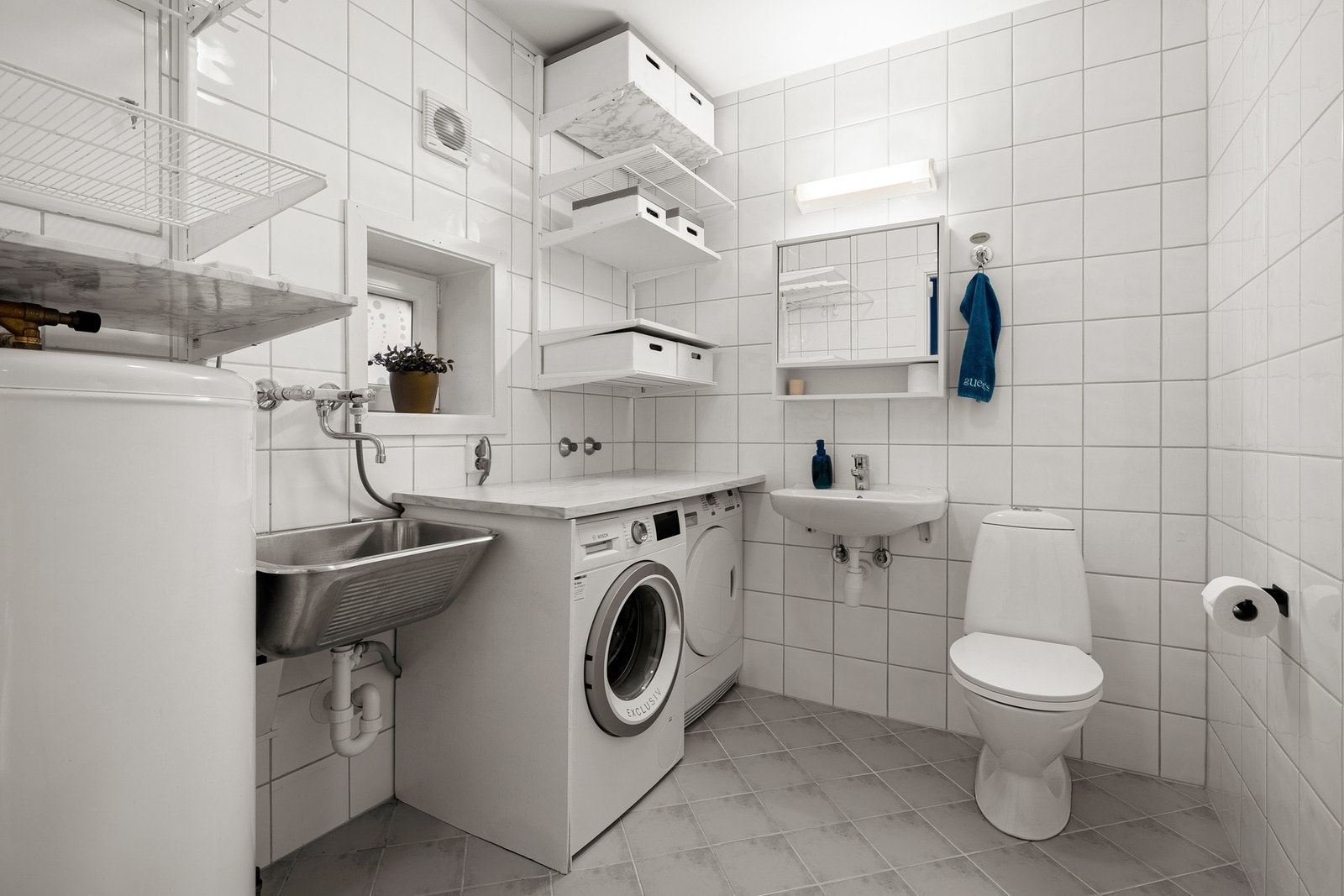 Boligen har også et ekstra toalettrom som også fungerer som et vaskerom. Det måles til 4,8 kvm. er helfliset med underliggende varmekabler. Galleribilde