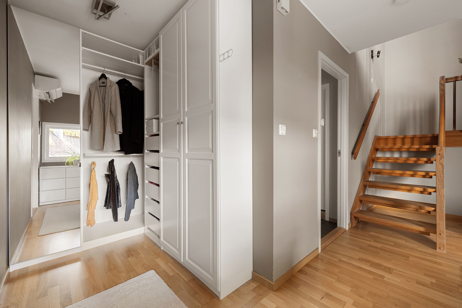 I gangen er det en stor og romslig garderobe med godt med oppbevaringsplass til yttertøy og sko. Galleribilde