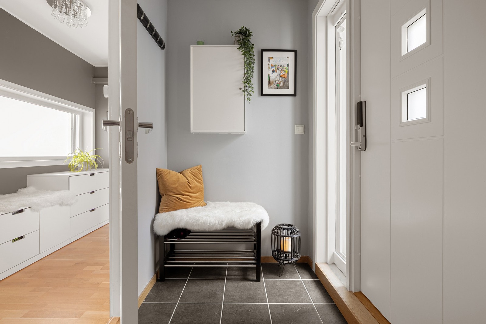 Det er også plass til oppbevaringsløsninger i entréen som måles til 2,4 kvm. Galleribilde