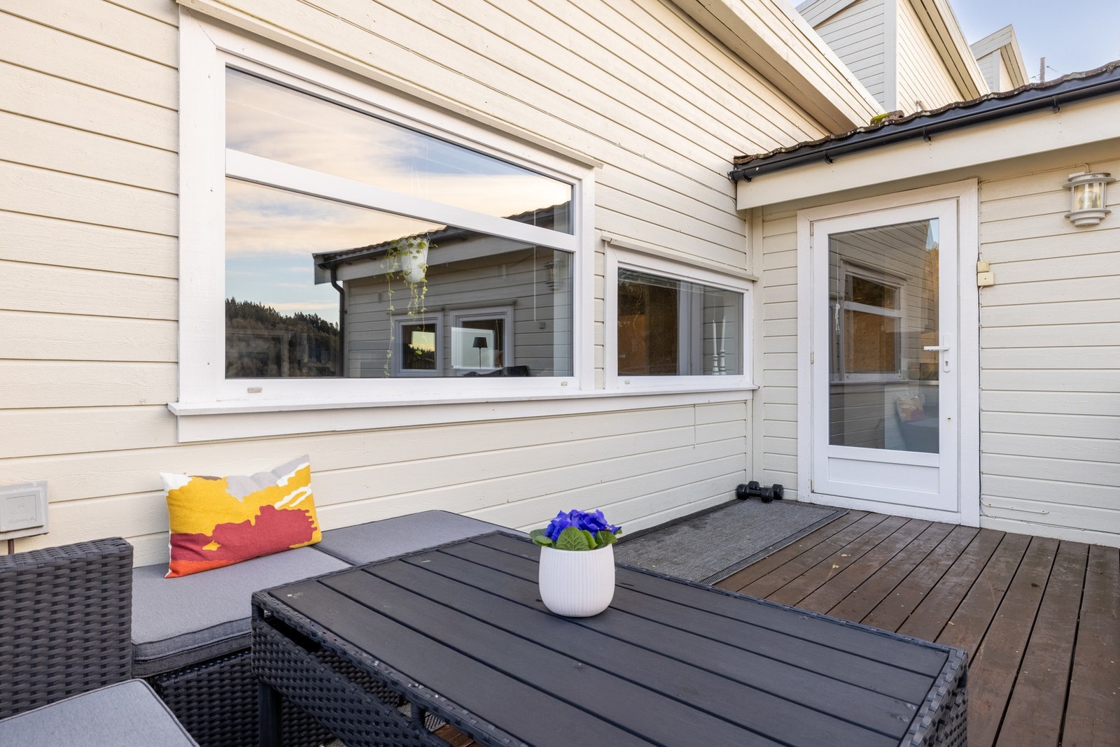 Her er det god plass til å møblere med hagemøbler slik at fine dager kan nytes. Galleribilde