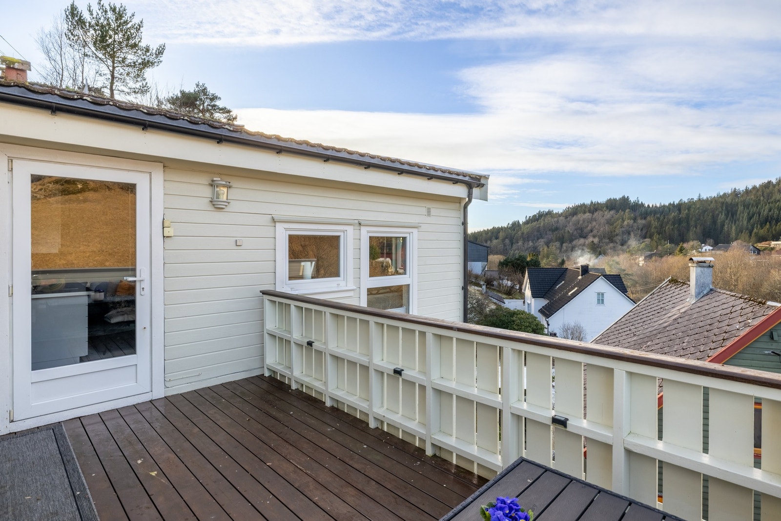 Da terrassen er vestvendt er det gode solforhold på ettermiddag- og kveldstid. Galleribilde