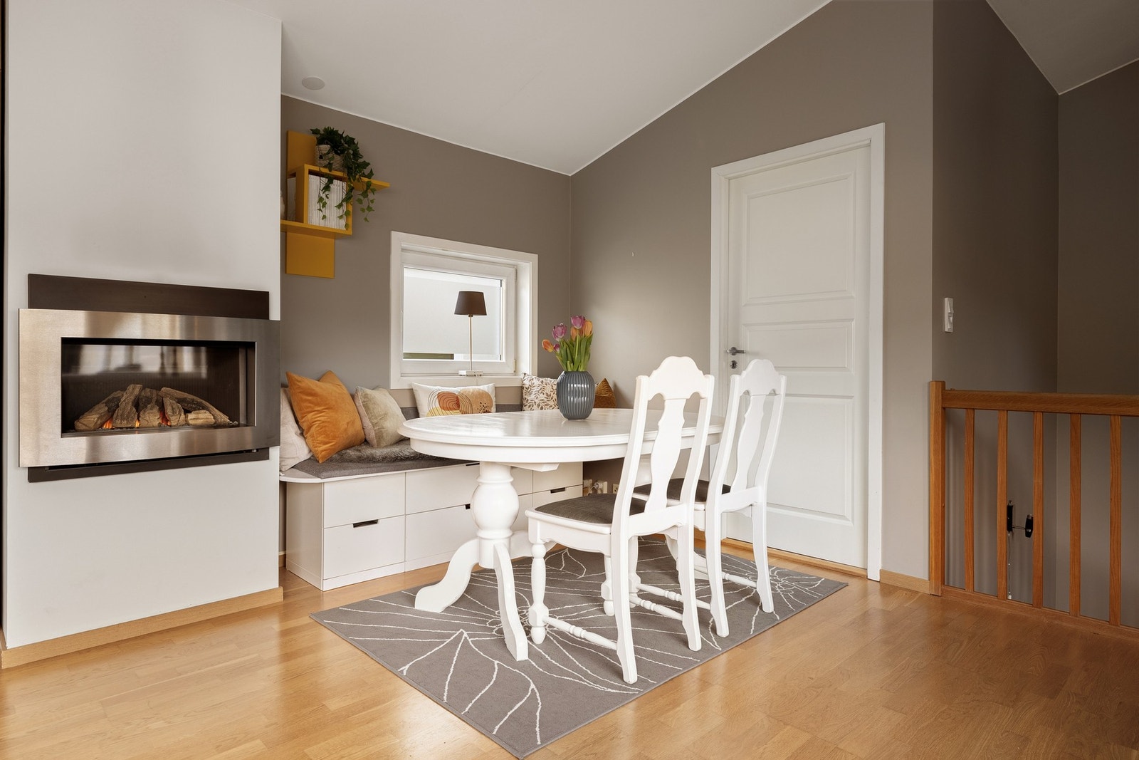 God takhøyde og store vindusflater lager en god romfølelse. Galleribilde