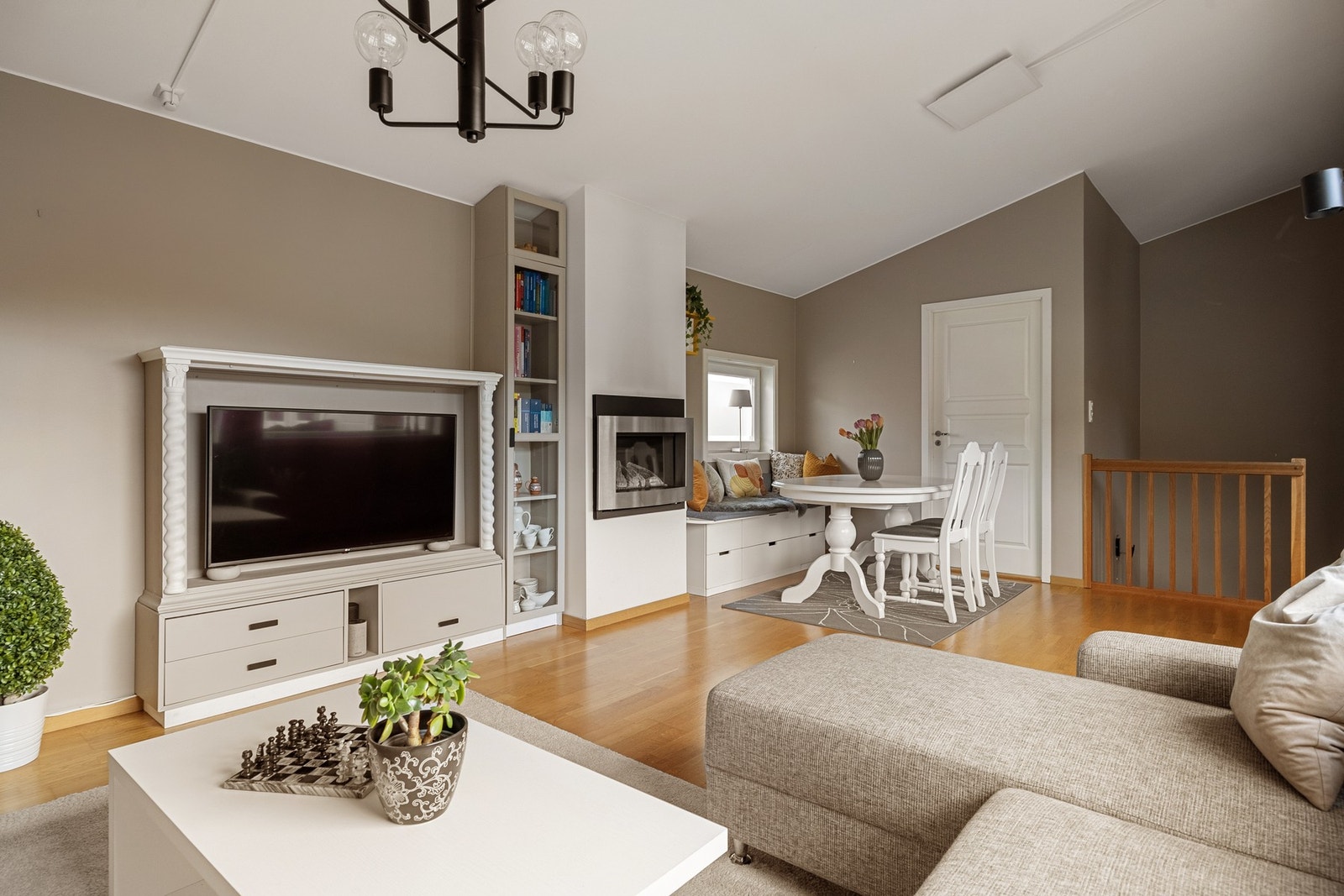 Stuen ligger like ved og måles til 31,1 kvm. Galleribilde