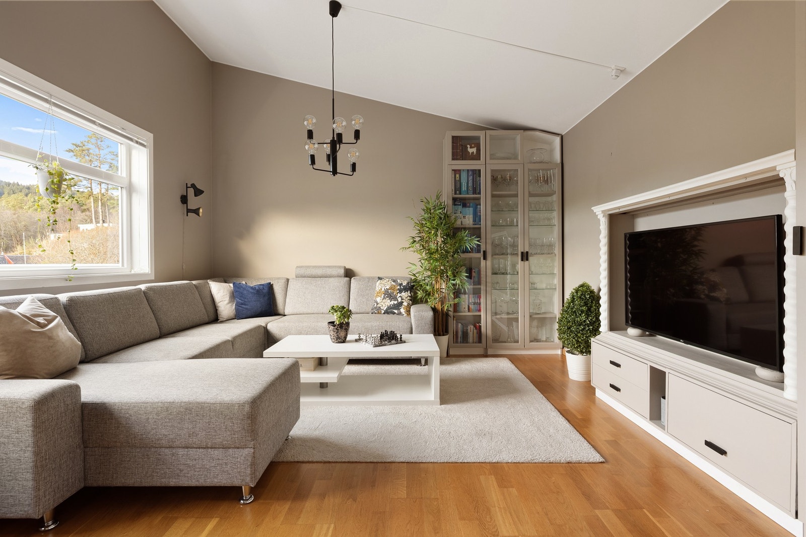 Her er det også peis som varmer godt på kaldere dager. Galleribilde