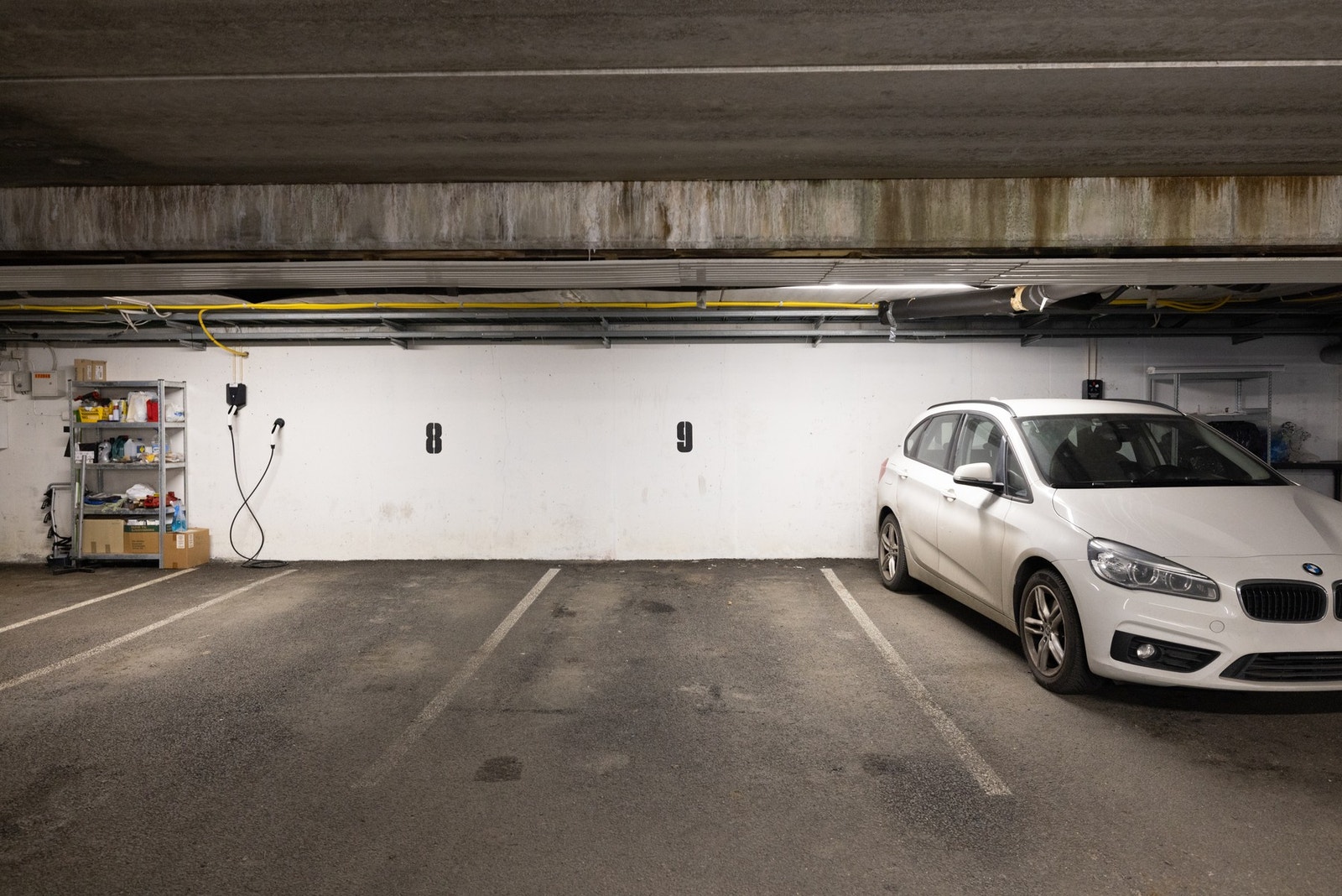 En av parkeringsplassene har installert el-bil lader. Galleribilde