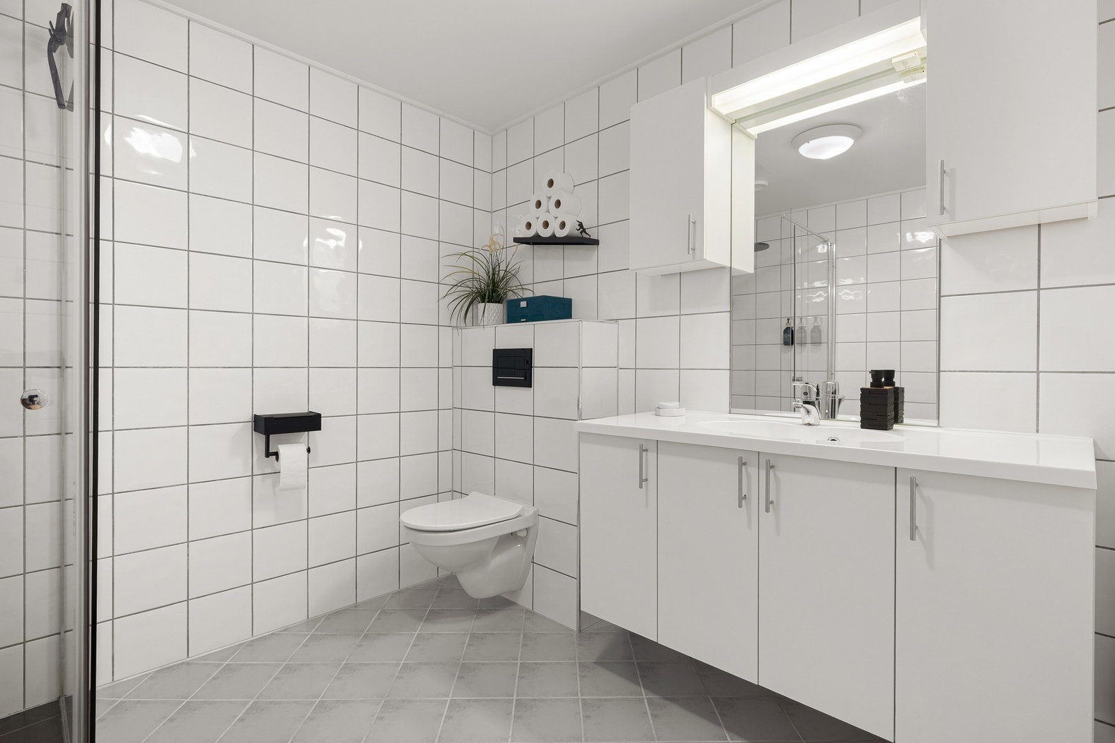 Badet måles til 5,9 kvm. og er helfliset med underliggende varmekabler. Galleribilde