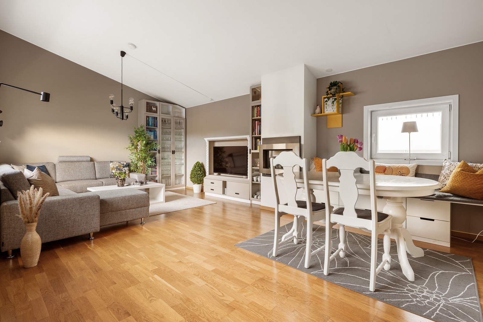 Det er god plass til å møblere med den favoriserte sofakroken og spisegruppe av god størrelse. Galleribilde