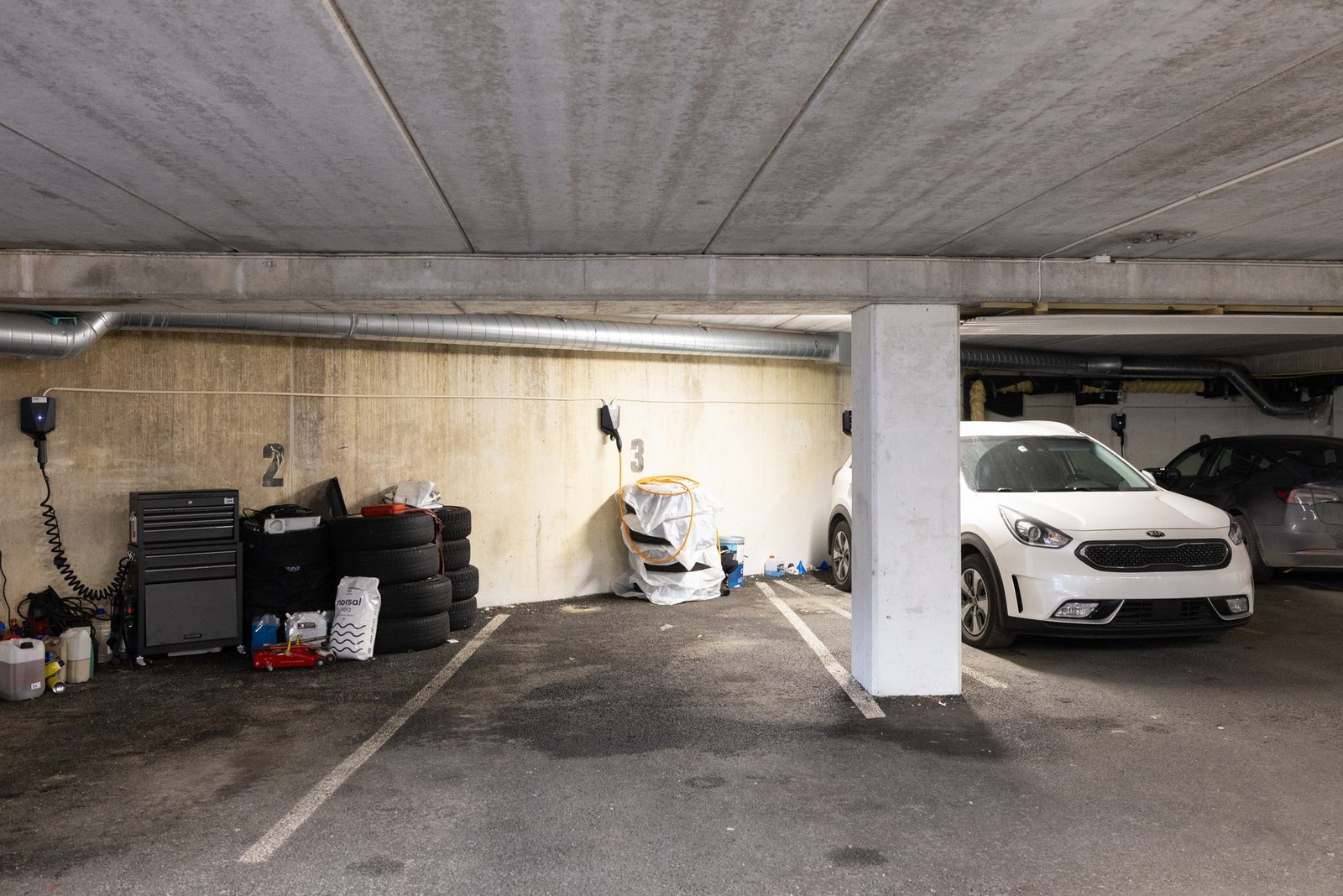 Det medfølger også to stk. parkeringsplasser i felles garasjeanlegg. Galleribilde