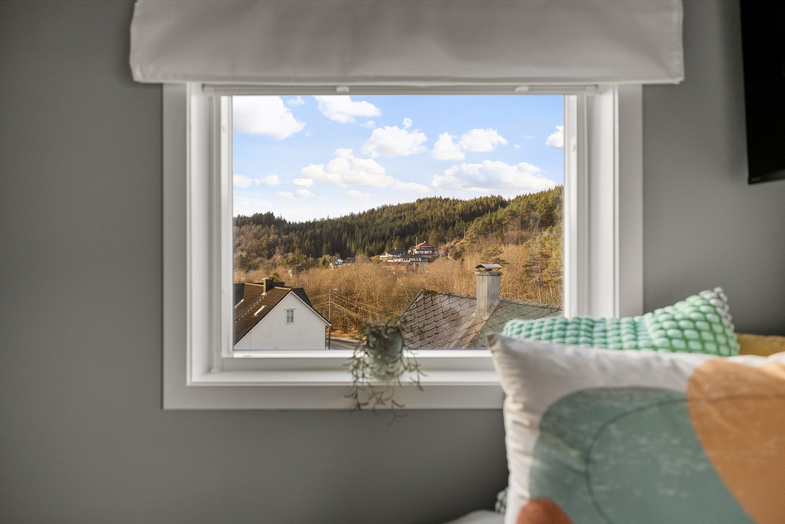 Her er det god plass til seng, nattbord og garderobe. Galleribilde