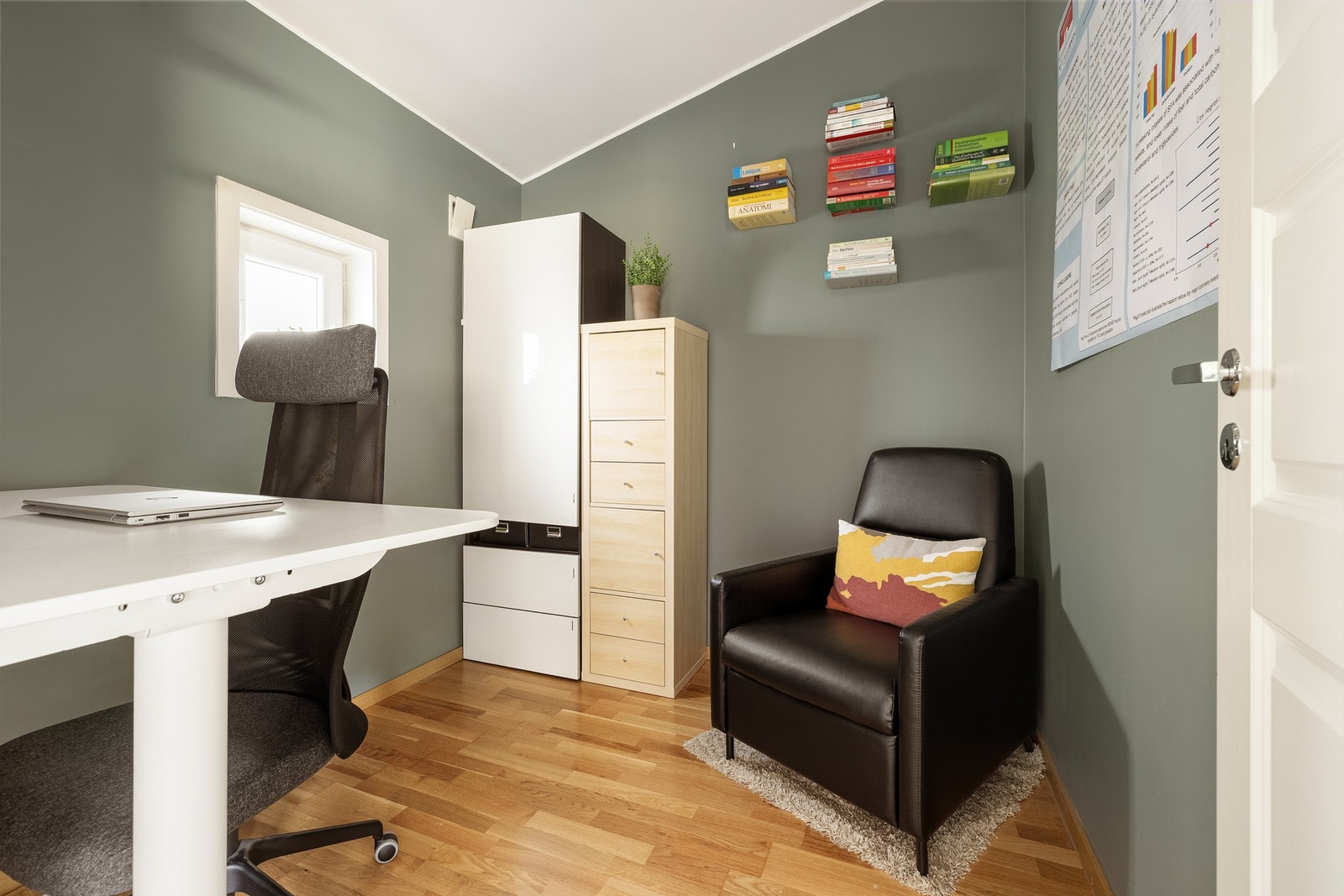 Etasjen har også et kontor som måles til 5,6 kvm. - supert rom som kan brukes etter behov! Galleribilde