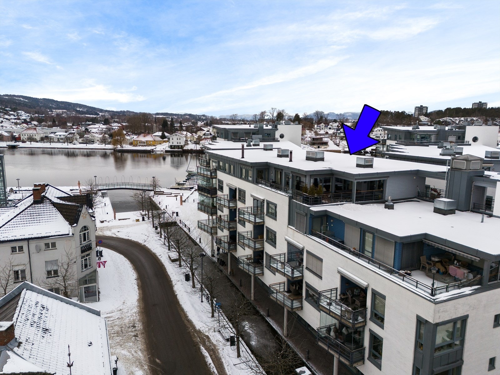 Svært innbydende 4-roms selveierleilighet med attraktiv og supersentral beliggenhet på Friisebrygga, midt i smørøyet av Porsgrunn sentrum! Galleribilde