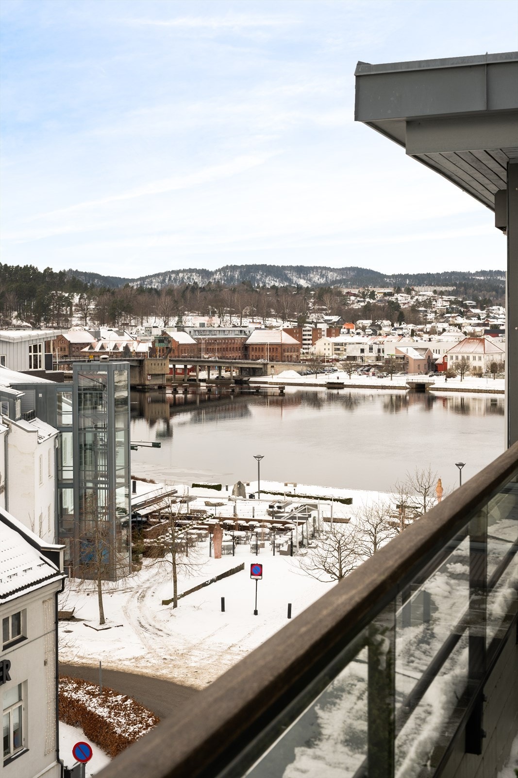 Terrassen er syd- og vestvendt og kan skilte med nydelig utsikt og gode solforhold gjennom dagen, og utover kvelden! Sameiet har heis. Galleribilde