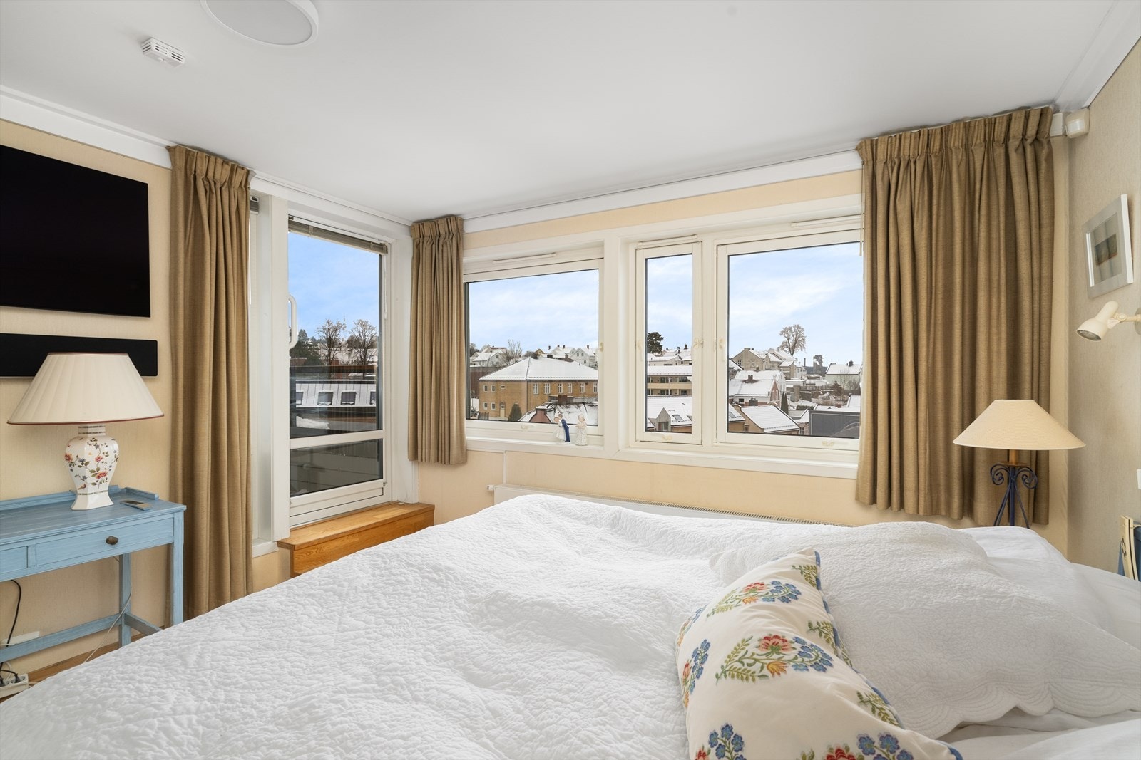 Her er det utgang til terrasse og gode vindusflater mot vest, som slipper inn rikelig med naturlig lys og skaper en luftig og behagelig atmosfære. Galleribilde