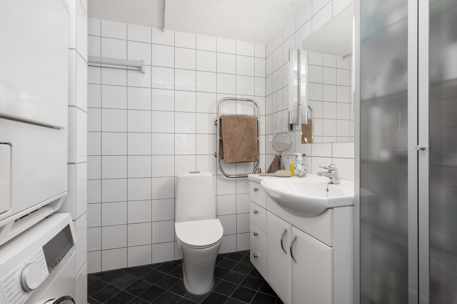 Badene har blant annet varmekabler i gulv og innfelte spotter, samt høyttalere type Bang & Olufsen i tak. Det ene badet er utstyrt med opplegg for vaskemaskin. Galleribilde