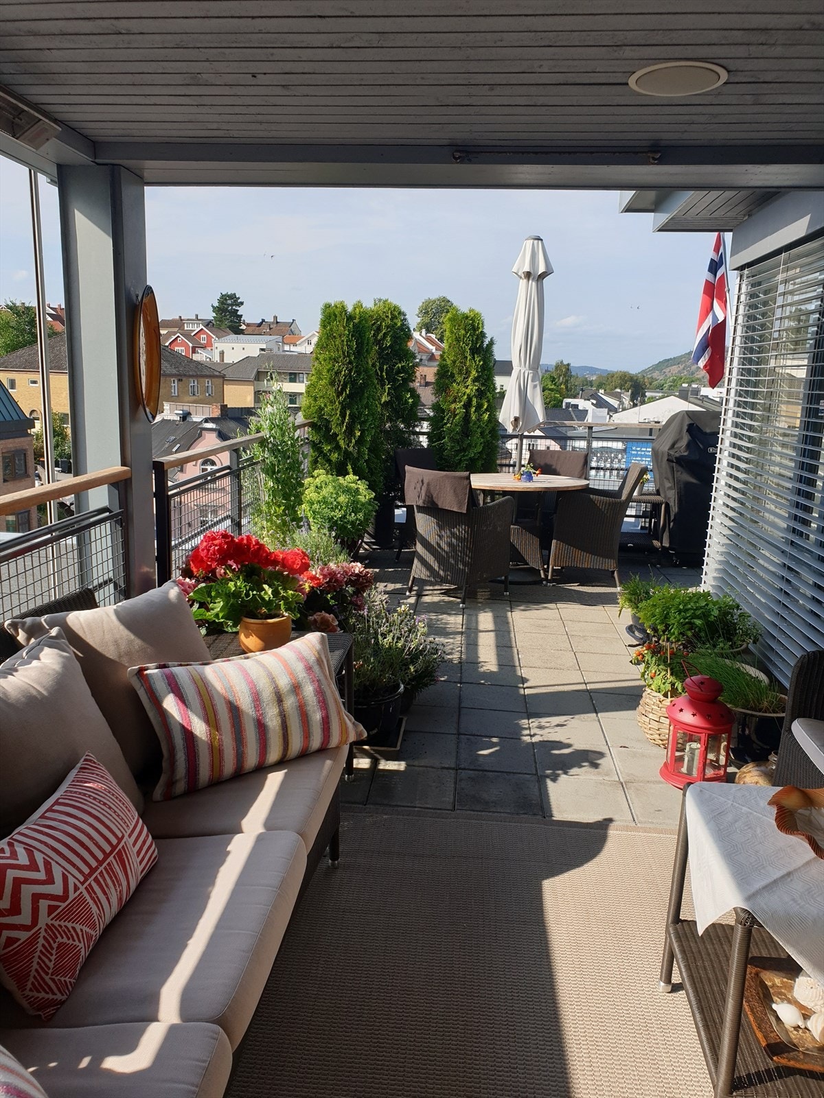 Selgers eget bilde | Deler av terrassen mot syd er overbygget ut fra kjøkkenet, som gir et lunt og værbeskyttet område som kan benyttes store deler av året. Galleribilde