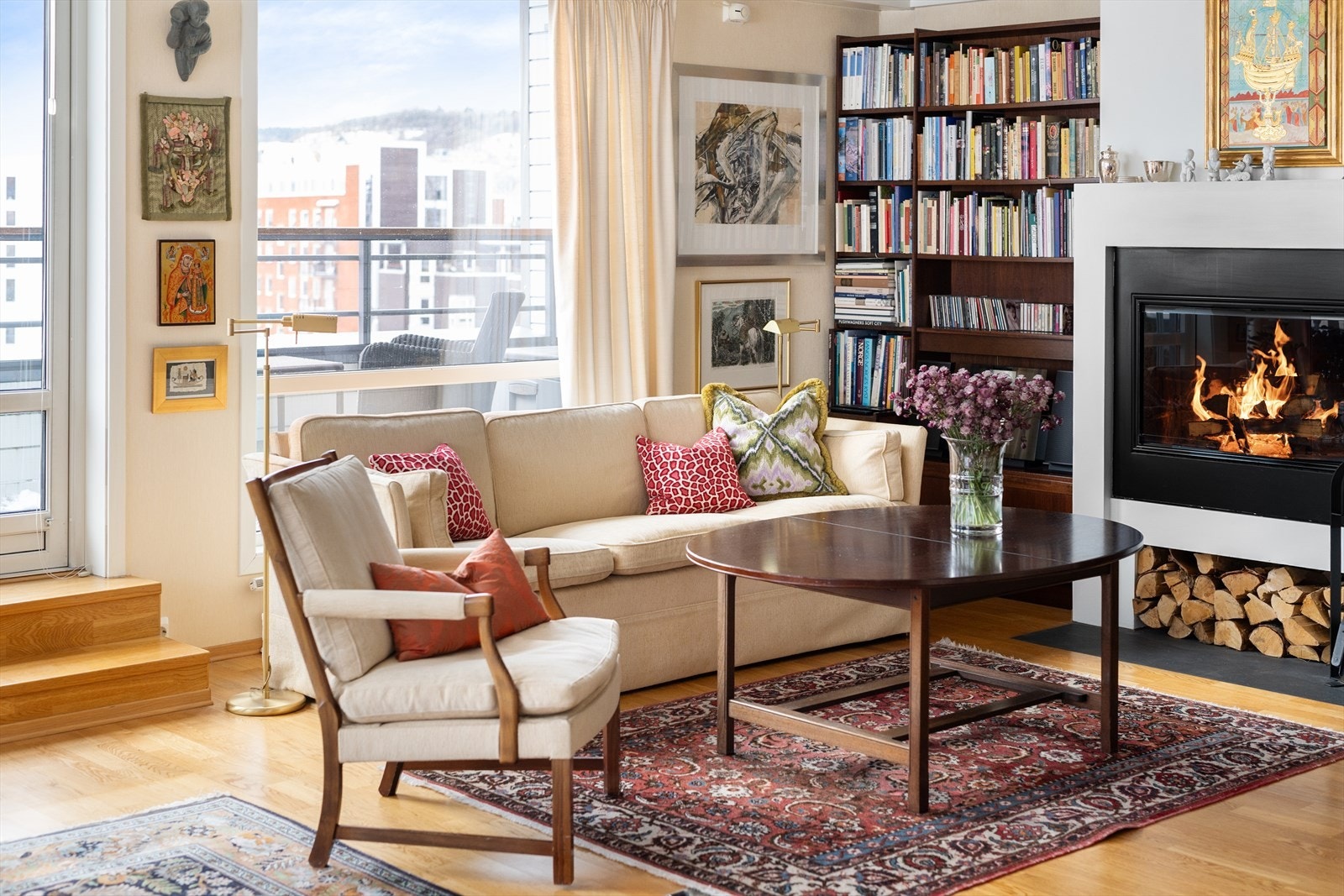 Peisen er plassert i øyenhøyde og har glass i front, som gir flott innsyn til flammene - et stemningsskapende blikkfang i rommet. Galleribilde