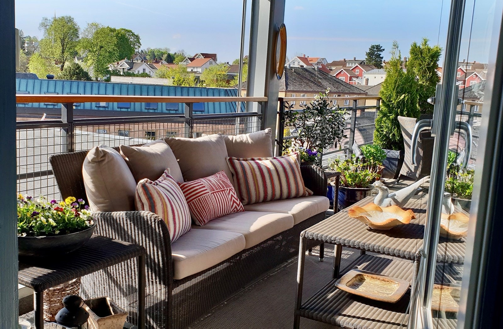 Selgers eget bilde | På terrassen er det god plass til utemøbler og fin utebelysning, samt utvendige stikk, varmelampe og utevann med hageslange. Galleribilde