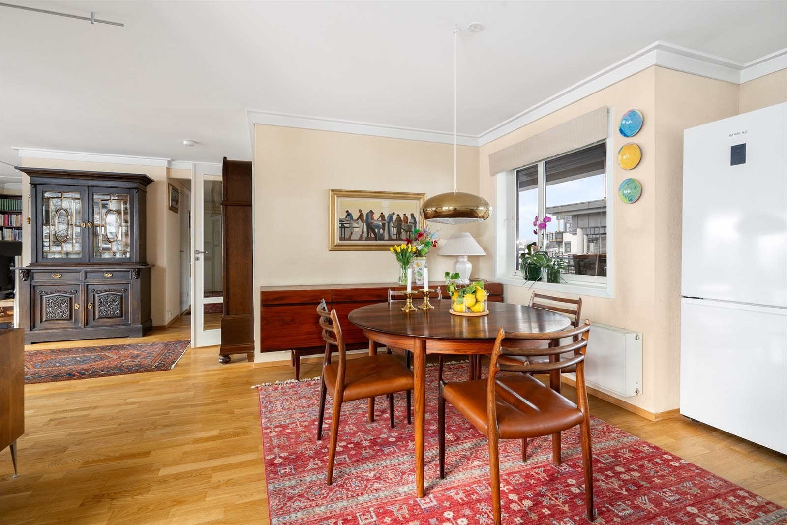 Et funksjonelt og lyst kjøkken med god lagringsplass og gode løsninger - perfekt for både hverdagsmatlaging og hyggelige måltider i godt selskap. Galleribilde