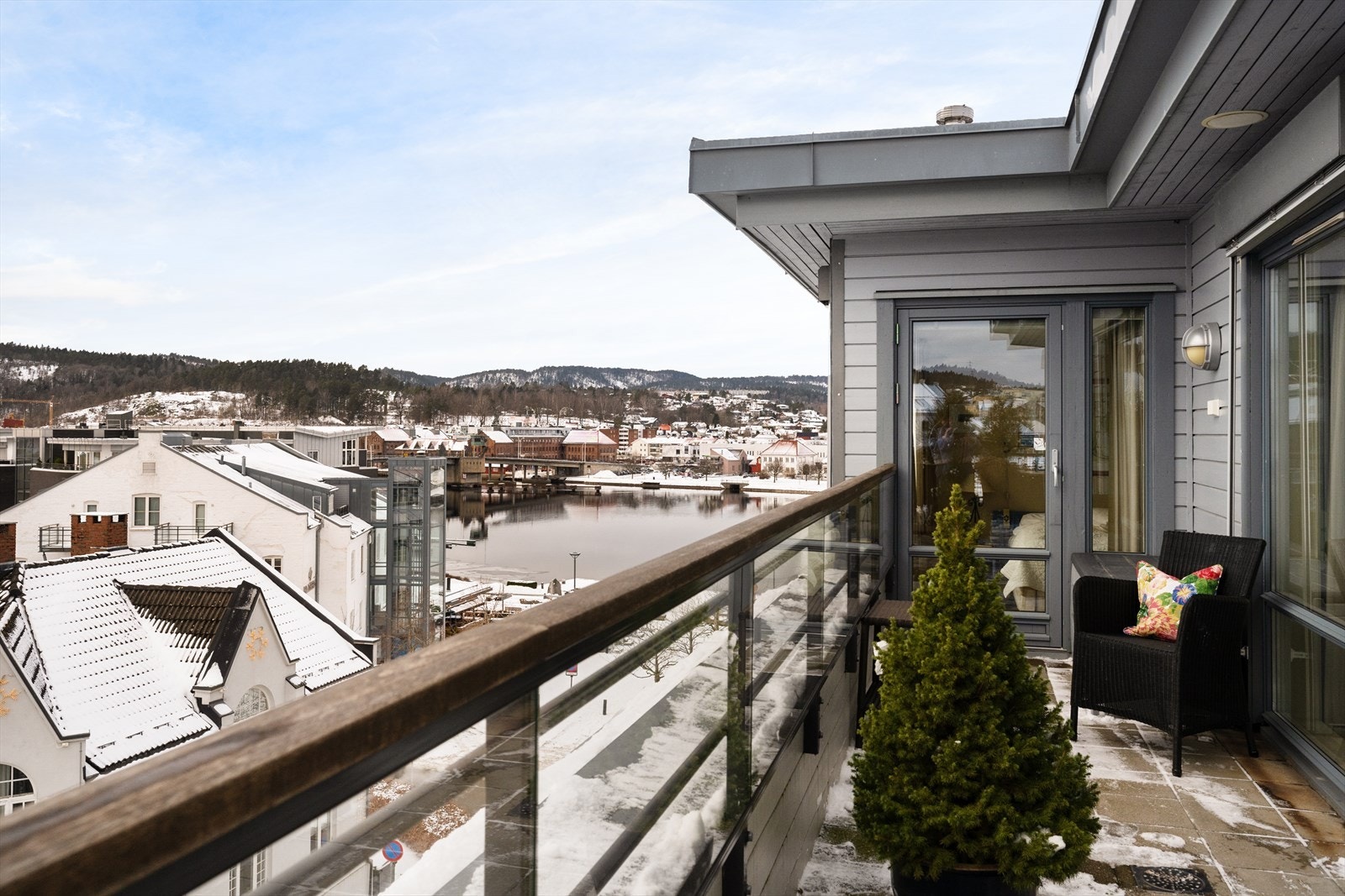 Terrassen kan skilte med nydelig utsikt og gode solforhold. Mot vest ble det i fjor montert glass i rekkverket, som åpner opp for en enda bedre utsikt mot elven! Galleribilde