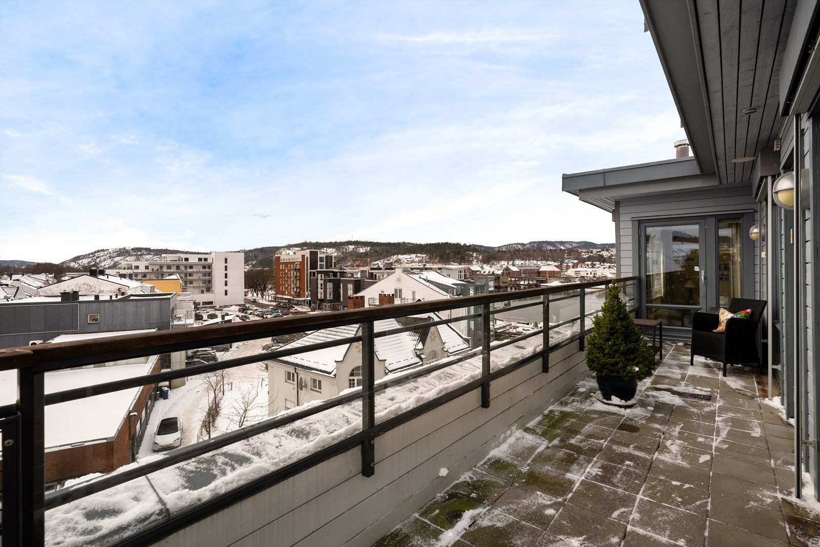 Leiligheten ligger nydelig til på enden i toppetasjen, noe tilbaketrukket, med usjenert terrasse i vinkel. Egen biloppstillingsplass og bod i parkeringskjeller. Galleribilde