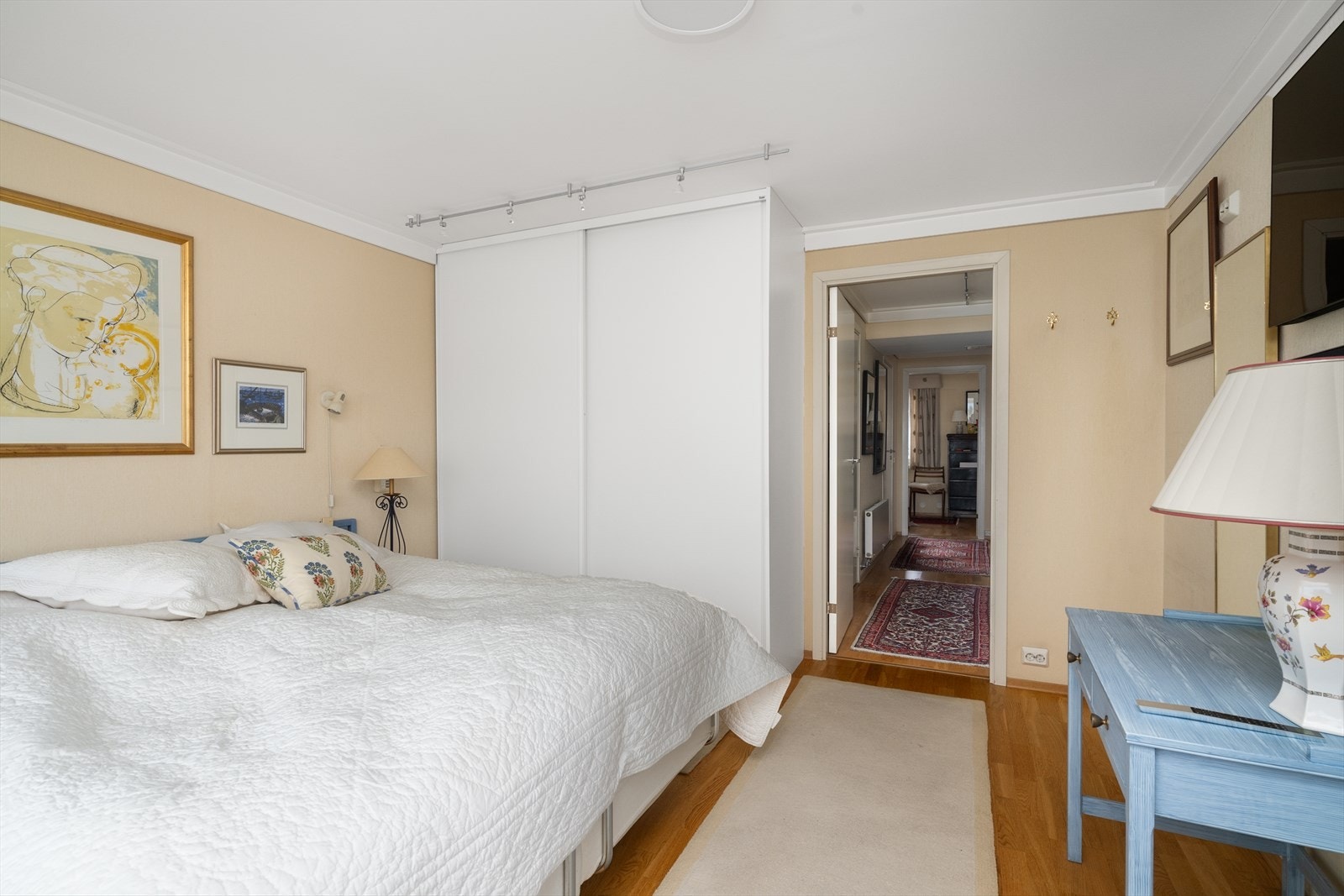 Hovedsoverommet er for øvrig utstyrt med praktisk skyvedørsgarderobe, som gir god plass til klesbeholdningen. Galleribilde