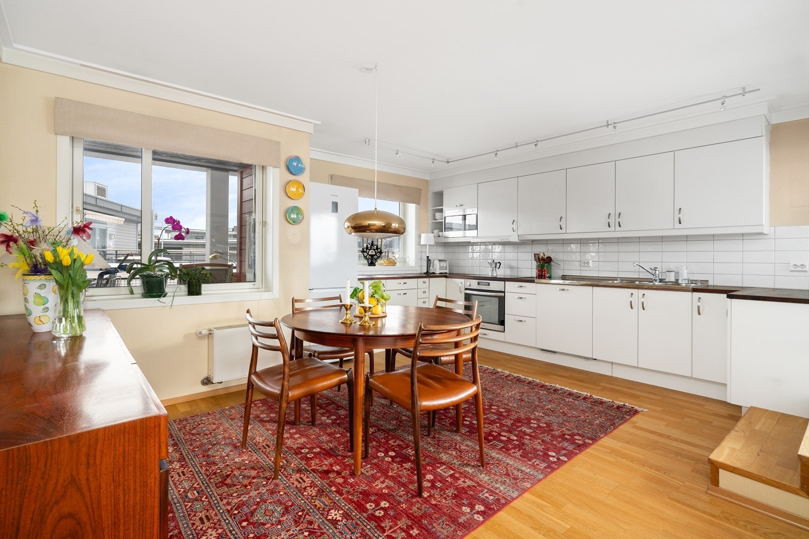 Kjøkkenet er naturlig avskjermet som en egen sone, med lys og velholdt kjøkkeninnredning fra Norema. Godt med skapplass og integrerte hvitevarer. Galleribilde