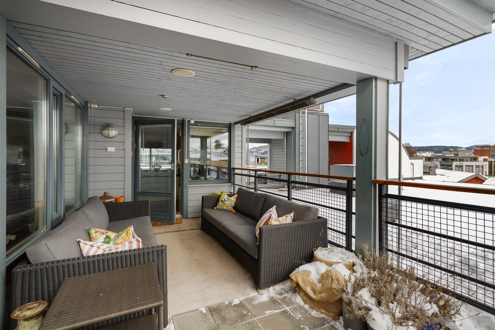 Deler av terrassen mot syd er overbygget ut fra kjøkkenet. For den kvalitetsbevisste er det installert integrerte høyttalere av typen Bang & Olufsen til uteplassen. Galleribilde