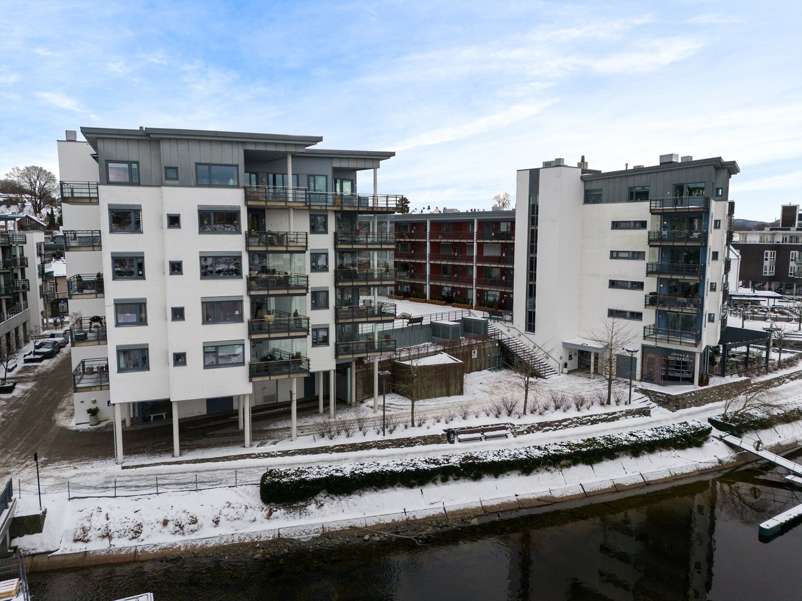 Attraktiv og supersentral beliggenhet på Friisebrygga, midt i smørøyet av Porsgrunn sentrum. Her har du sentrumsgatene rett utenfor døra! Galleribilde