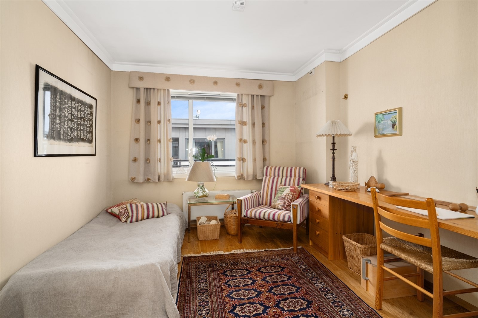 De to øvrige soverommene er romslig og fleksible i bruk. De kan enkelt innredes med ønsket møblement, enten behovet er gjesterom, hjemmekontor eller hobbyrom. Galleribilde