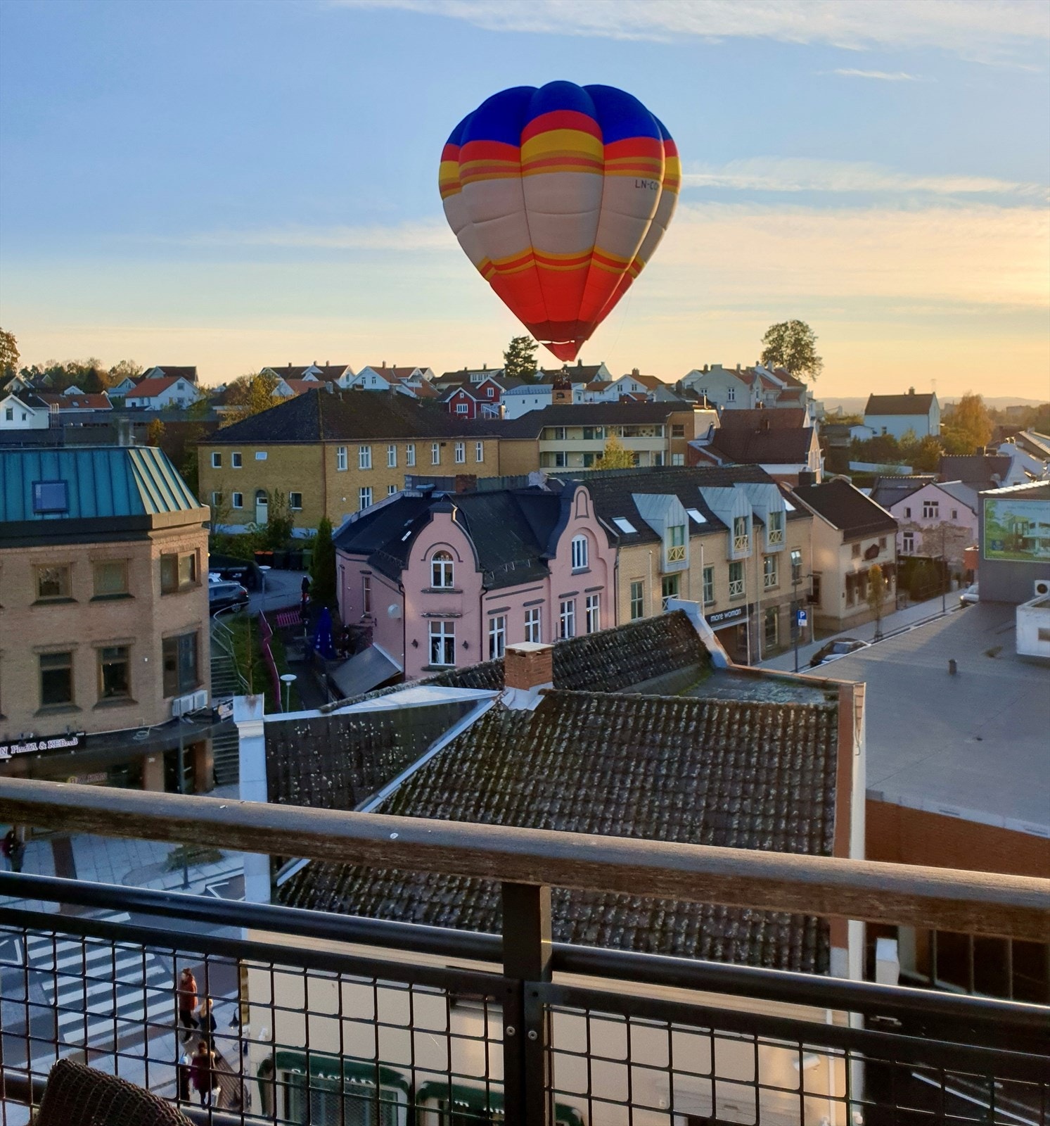 Selgers eget bilde | Terrassen er syd- og vestvendt og kan skilte med nydelig utsikt og gode solforhold gjennom dagen, og utover kvelden! Galleribilde