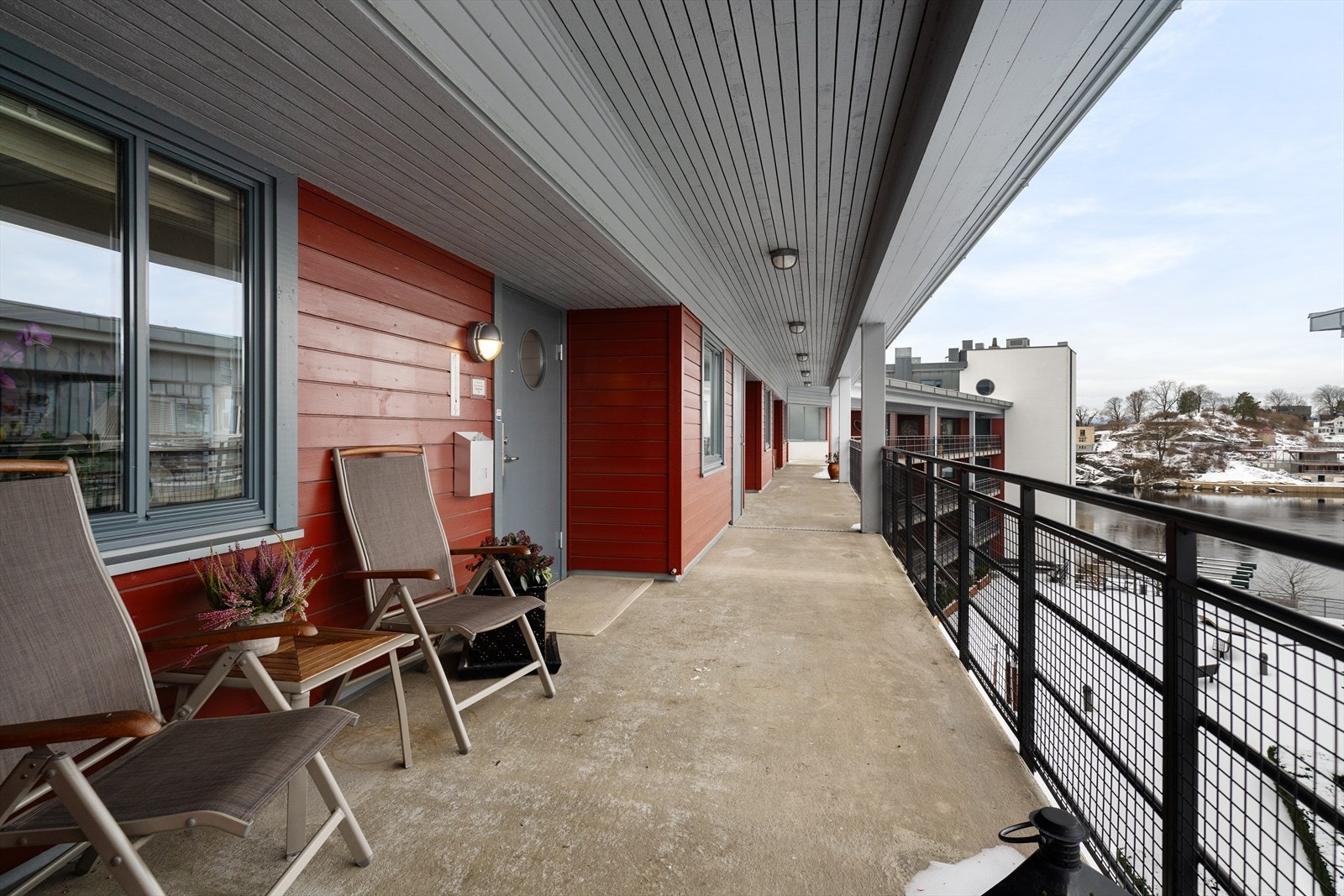 Inngangspartiet er inntrukket i fasaden og gir fin plass til et kafésett og blomsterpotter, samt er det montert fin utebelysning. Galleribilde