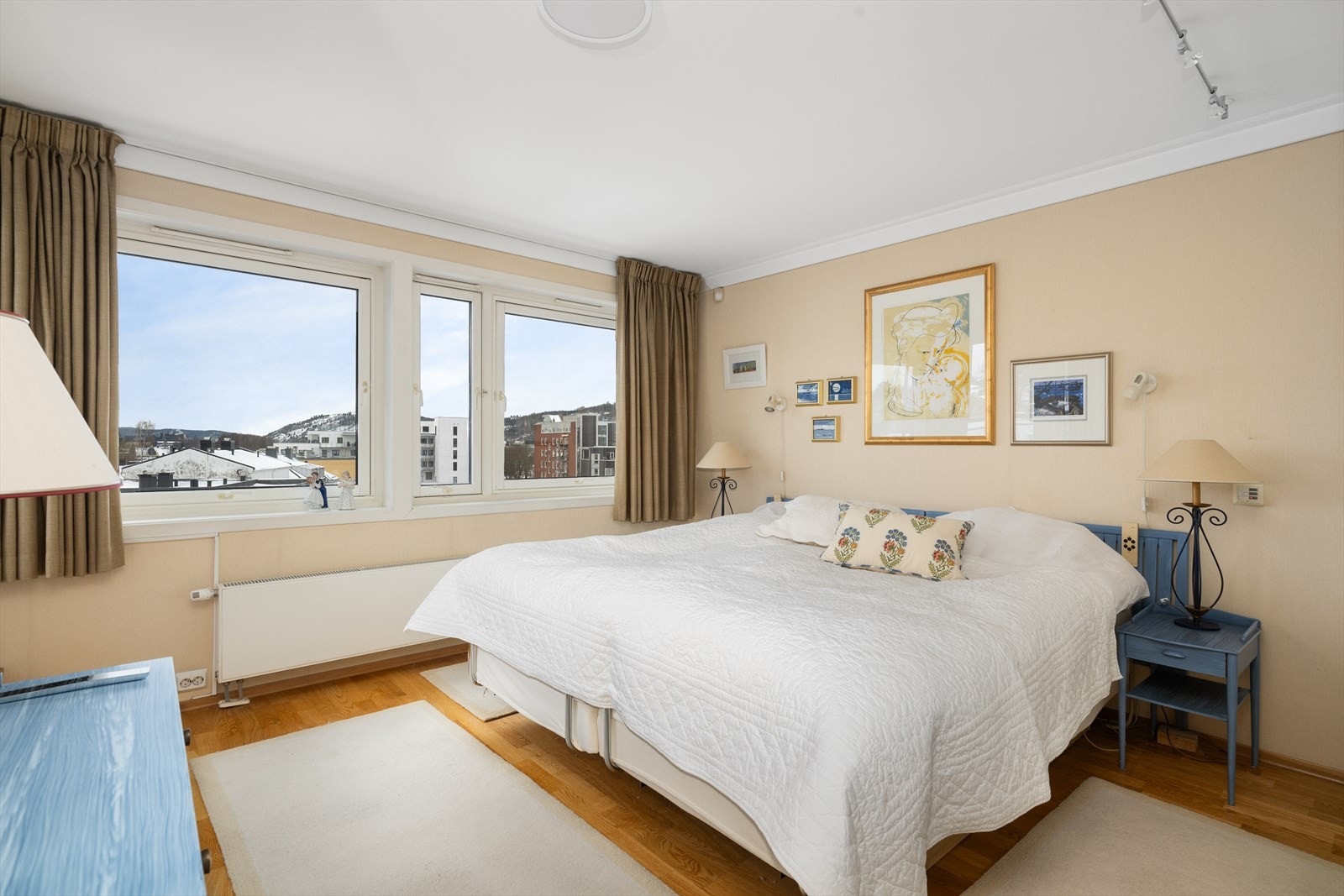 Leiligheten byr på hele tre soverom. Hovedsoverommet er av god størrelse og fremstår som en rolig og komfortabel sone i boligen. Galleribilde