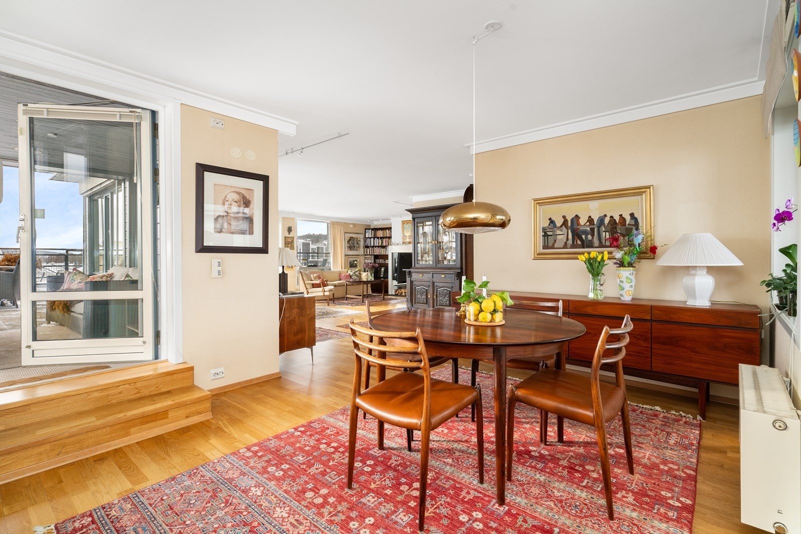 Leiligheten er gjennomgående og innehar en god planløsning, med store vindusflater og fine, velholdte overflater. Galleribilde