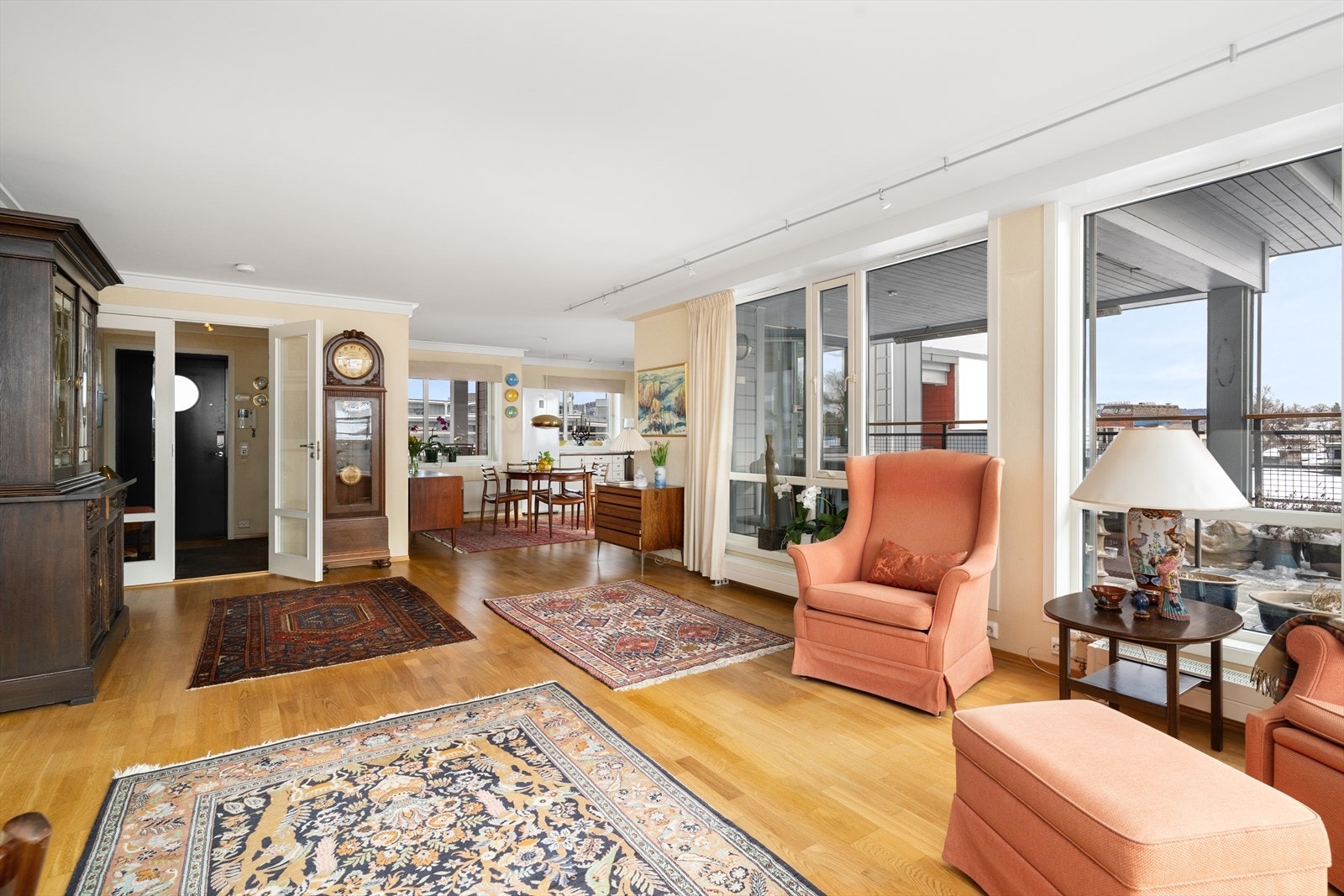 Det er god plass til en romslig sofagruppe og annet ønsket stuemøblement. Under peisen er det praktisk nisje for oppbevaring av ved. Galleribilde