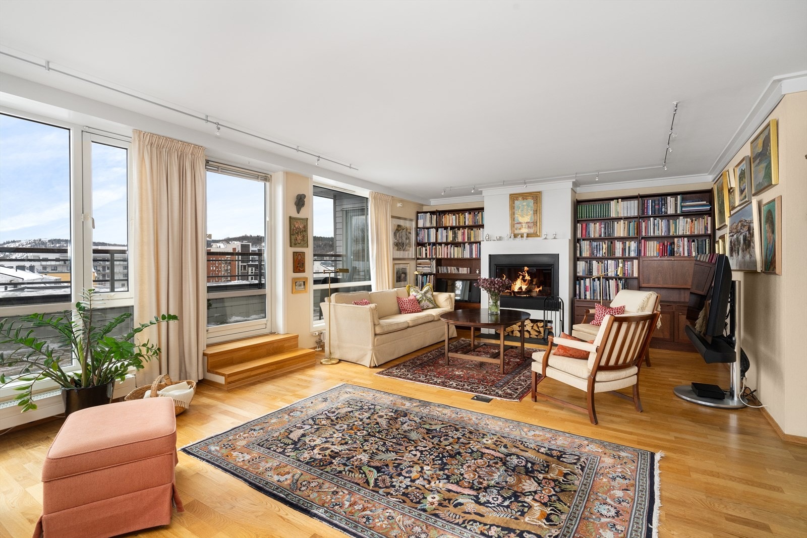 Romløsningen gir en harmonisk flyt og danner fine, definerte soner for møblering. Det er etablert flott ildsted som tilfører både varme og karakter. Galleribilde