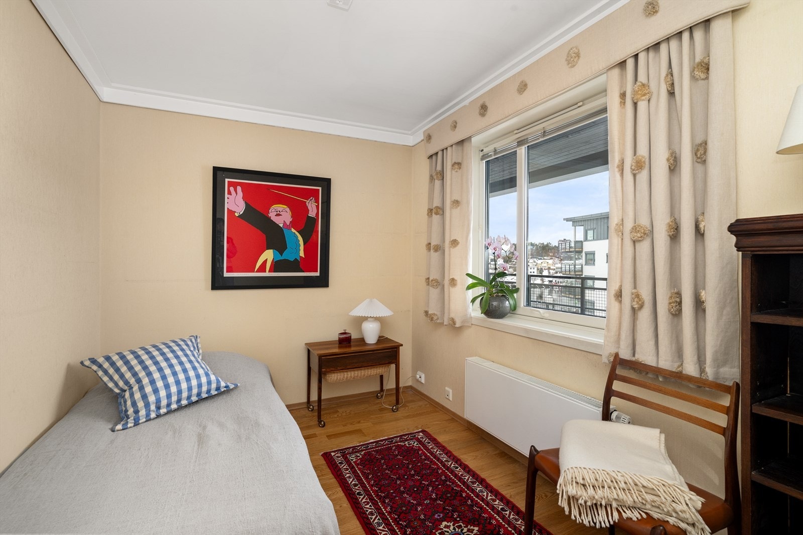 Leiligheten har vannbåren varme med radiator i de fleste rom. Det er opplyst at brensel/fjernvarme er inkludert i felleskostnader til sameiet. Galleribilde