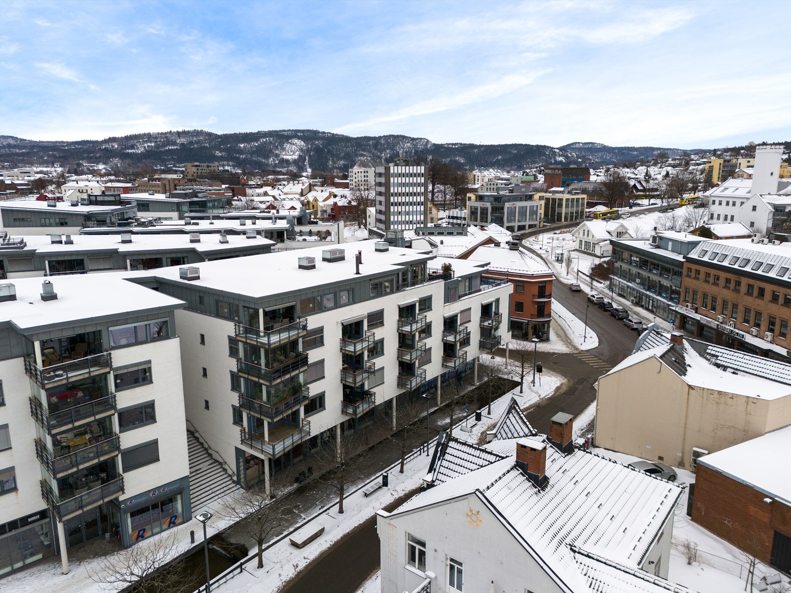 Sameiet har felles garasjekjeller og heis. Beliggenheten her er perfekt for deg som ønsker å bo sentralt, med enkel adkomst til alle byens fasiliteter! Galleribilde