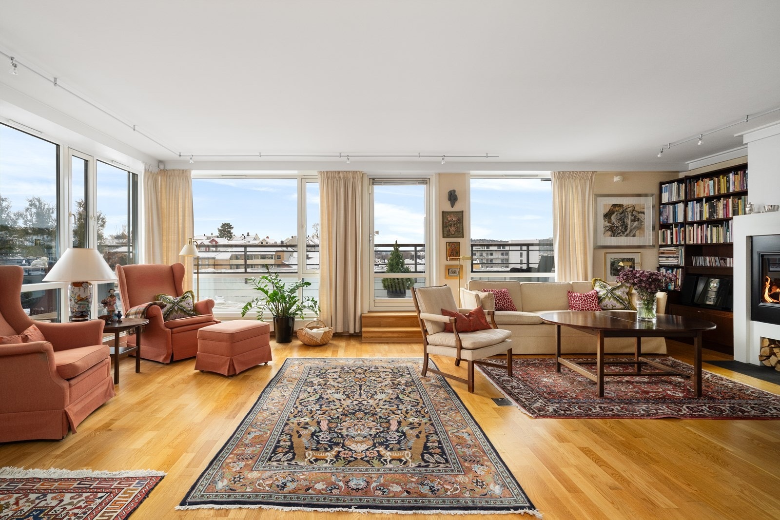 Lys og innbydende stue med kjøkken i delvis åpen løsning - et sosialt og gjennomført allrom som danner boligens naturlige samlingspunkt! Galleribilde