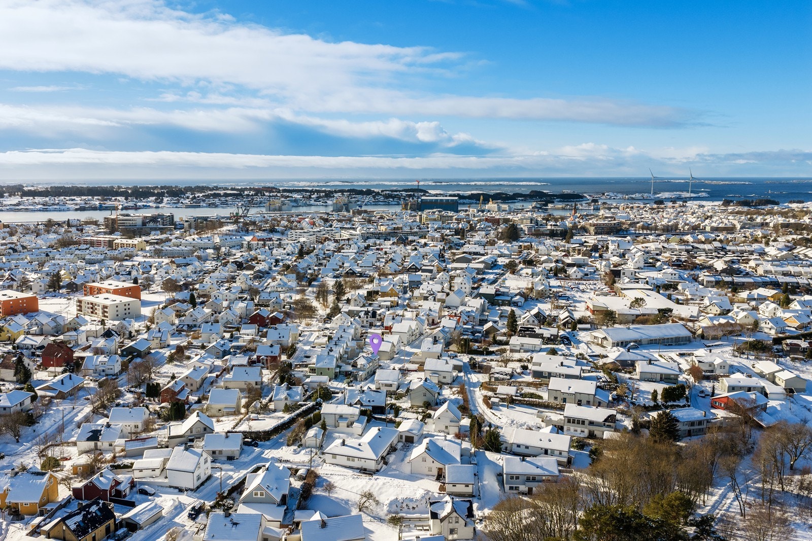 Luftfoto mot vest, kun ca 1-1.2 km ned til sentrum, høyskole og sykehus Galleribilde