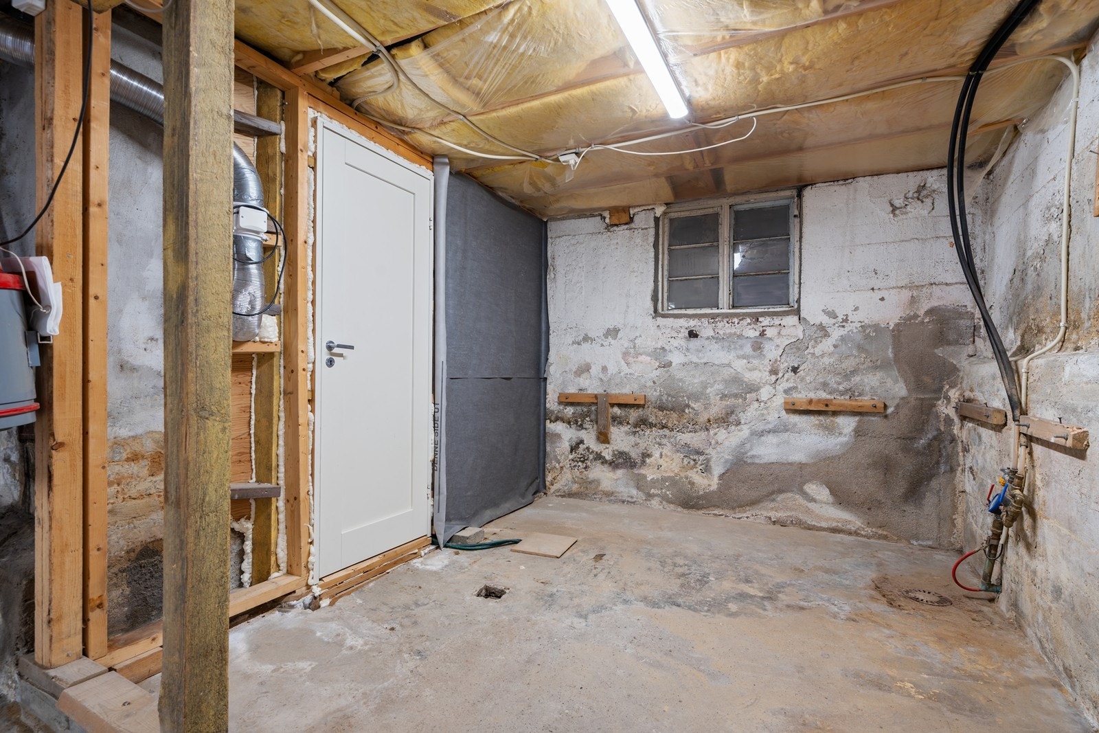 Isolasjon i kjellertak. God takhøyde i kjeller. Galleribilde