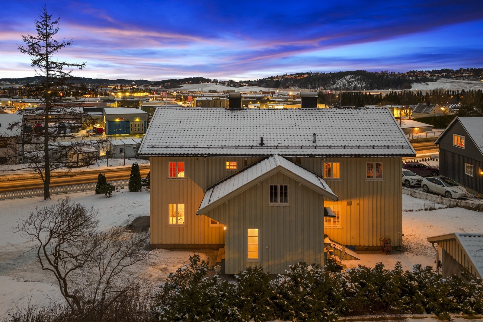 Boligen varmes opp med vannbåren varme fra bergvarme, som gir lave driftskostnader. Galleribilde