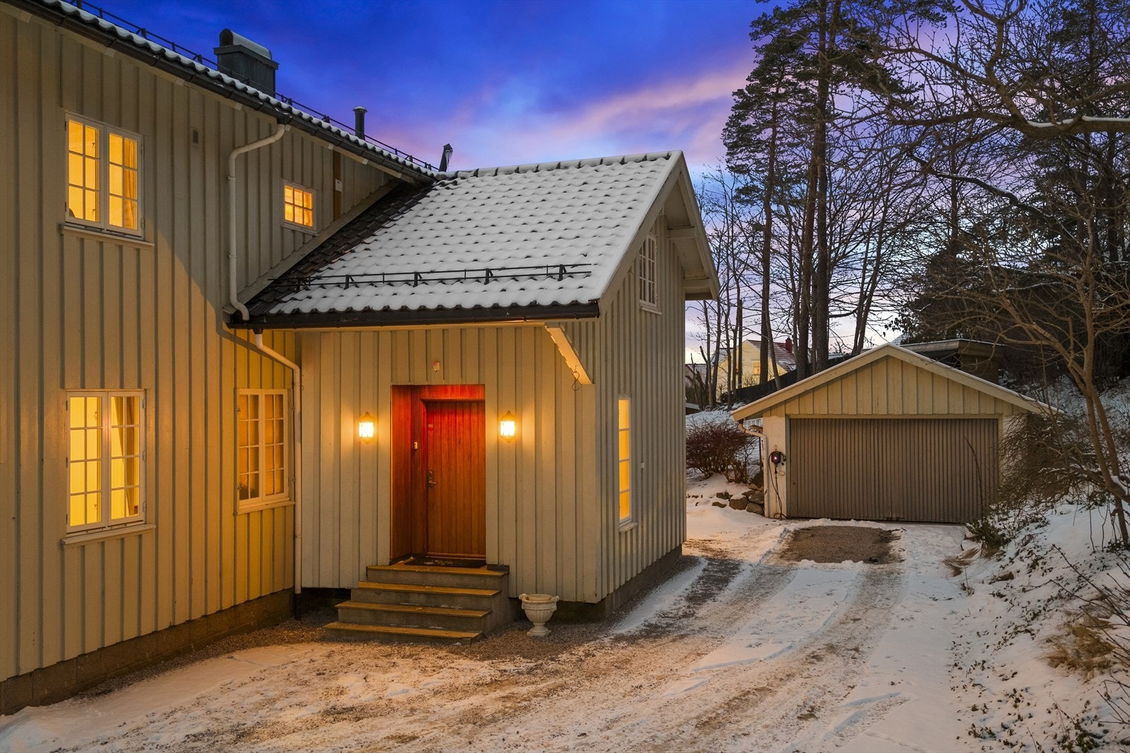 Eiendommen inkluderer en frittstående garasje med lagerplass, oppført i 1949. Galleribilde